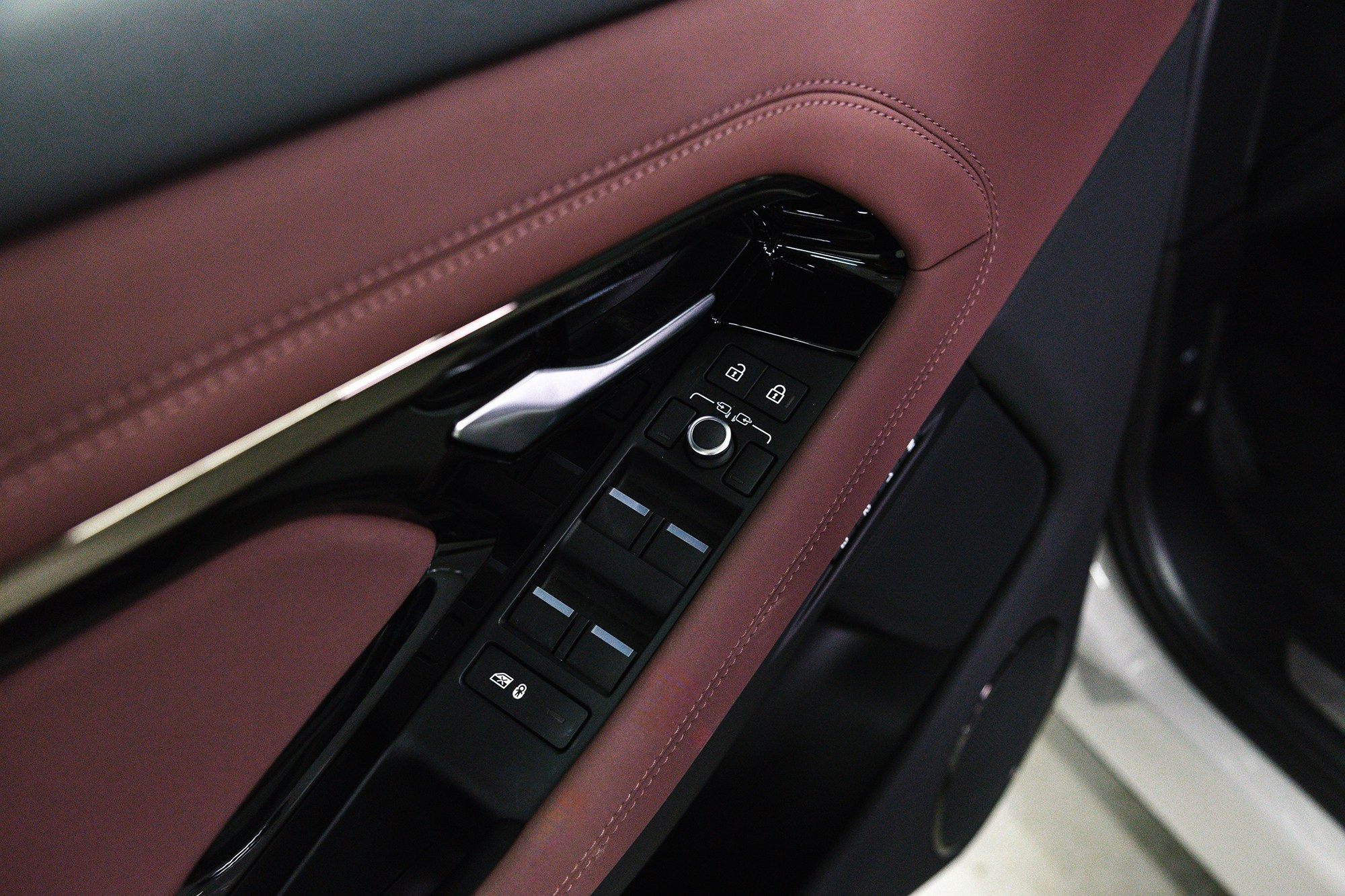 Land Rover Range Rover Evoque.2.0 Si4 4WD AT (249 л. с.). Автосалон «Х-Авто»