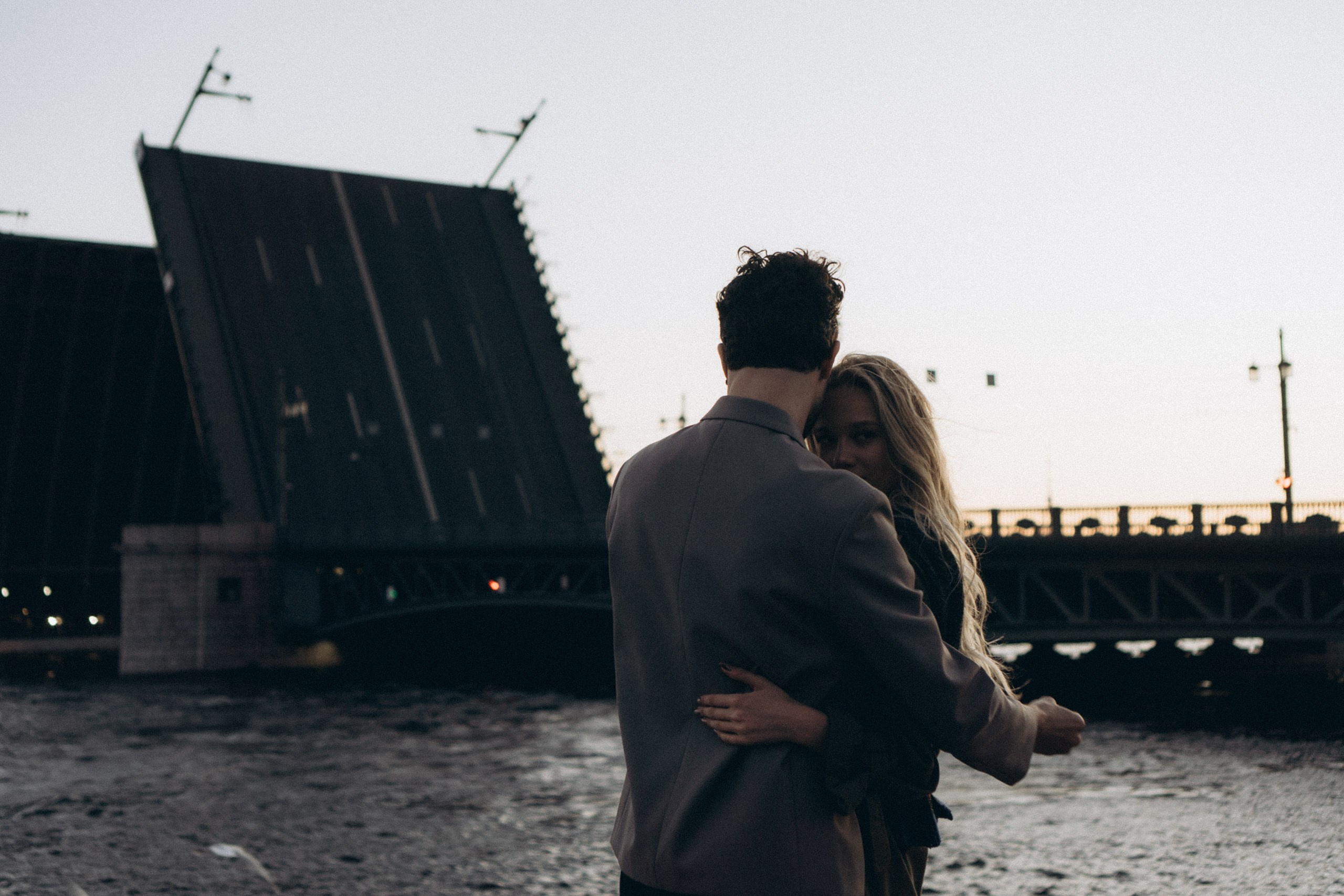 СВАДЕБНАЯ СЬЕМКА ПАРЫ НА РАССВЕТЕ В БЕЛЫЕ НОЧИ И ПРОГУЛКА С РАЗВОДНЫМИ МОСТАМИ И ПИКНИК ВОЗЛЕ ИСАКИЕВСКОГО СОБОРА. Профессиональный фотограф, Санкт-Петербург — Виктория Богомолова