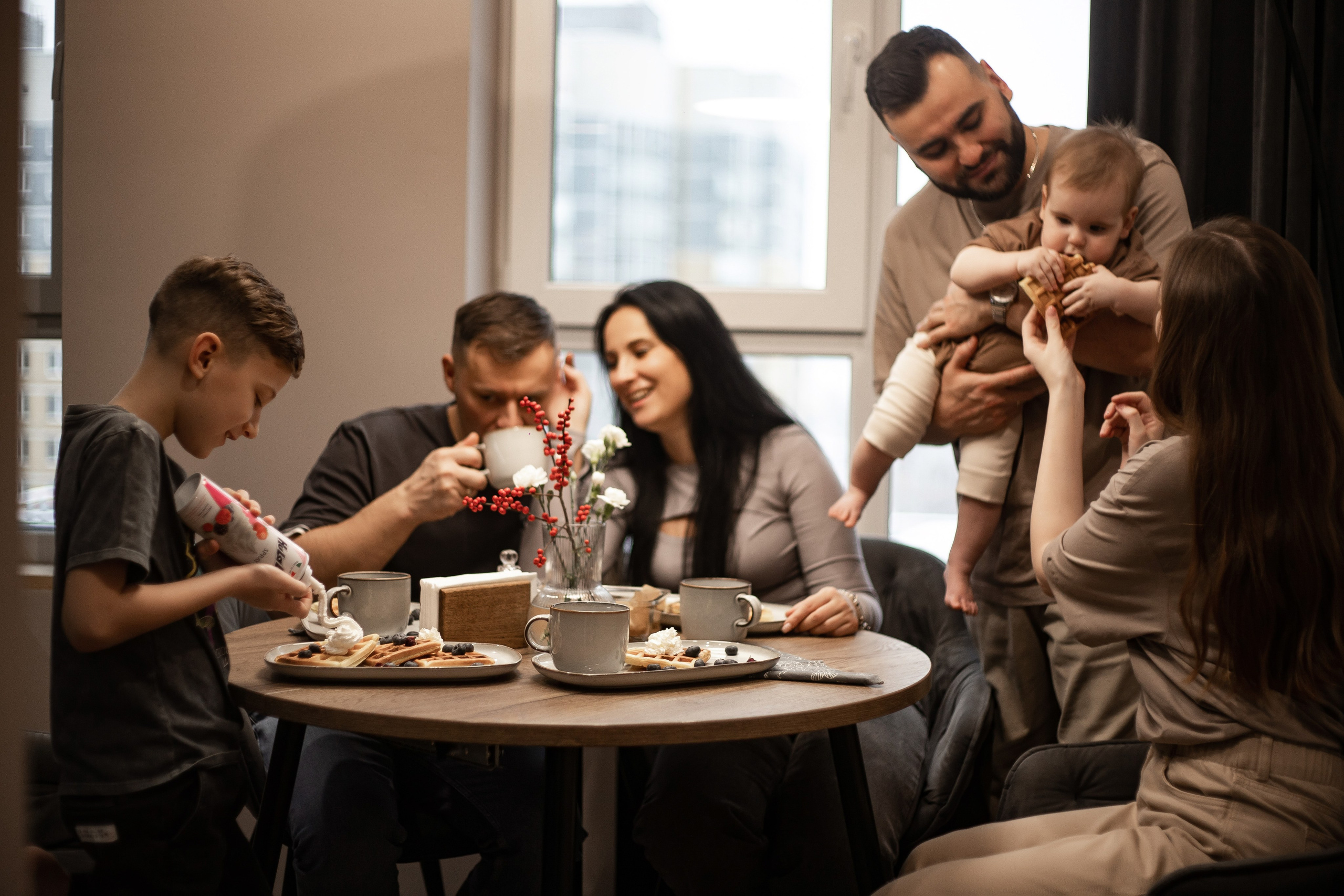 Совместный завтрак. Семейная съемка — это красивый способ признаться своей семье в любви