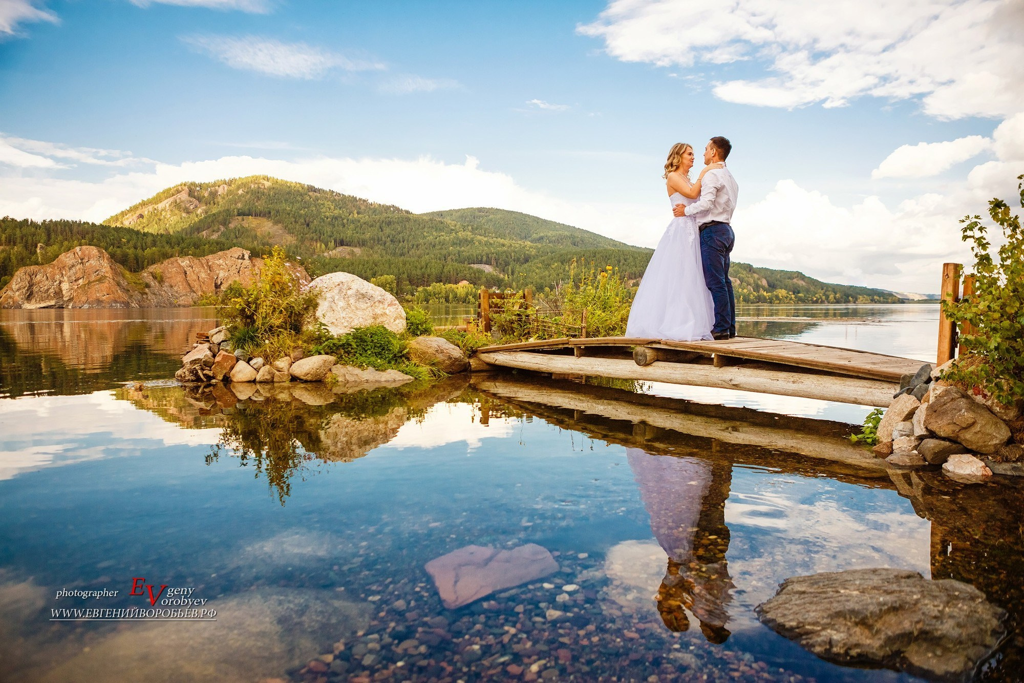 Свадебная фотосессия в Красноярске лучший фотограф свадьба Красноярск невеста свадебное платье жених визажист причёска макияж идея места образ пример красивая фото позы для свадебной фотосессии фотография декор агентство организация цены описание услуги ведущий тамада заказать забронировать стилист 