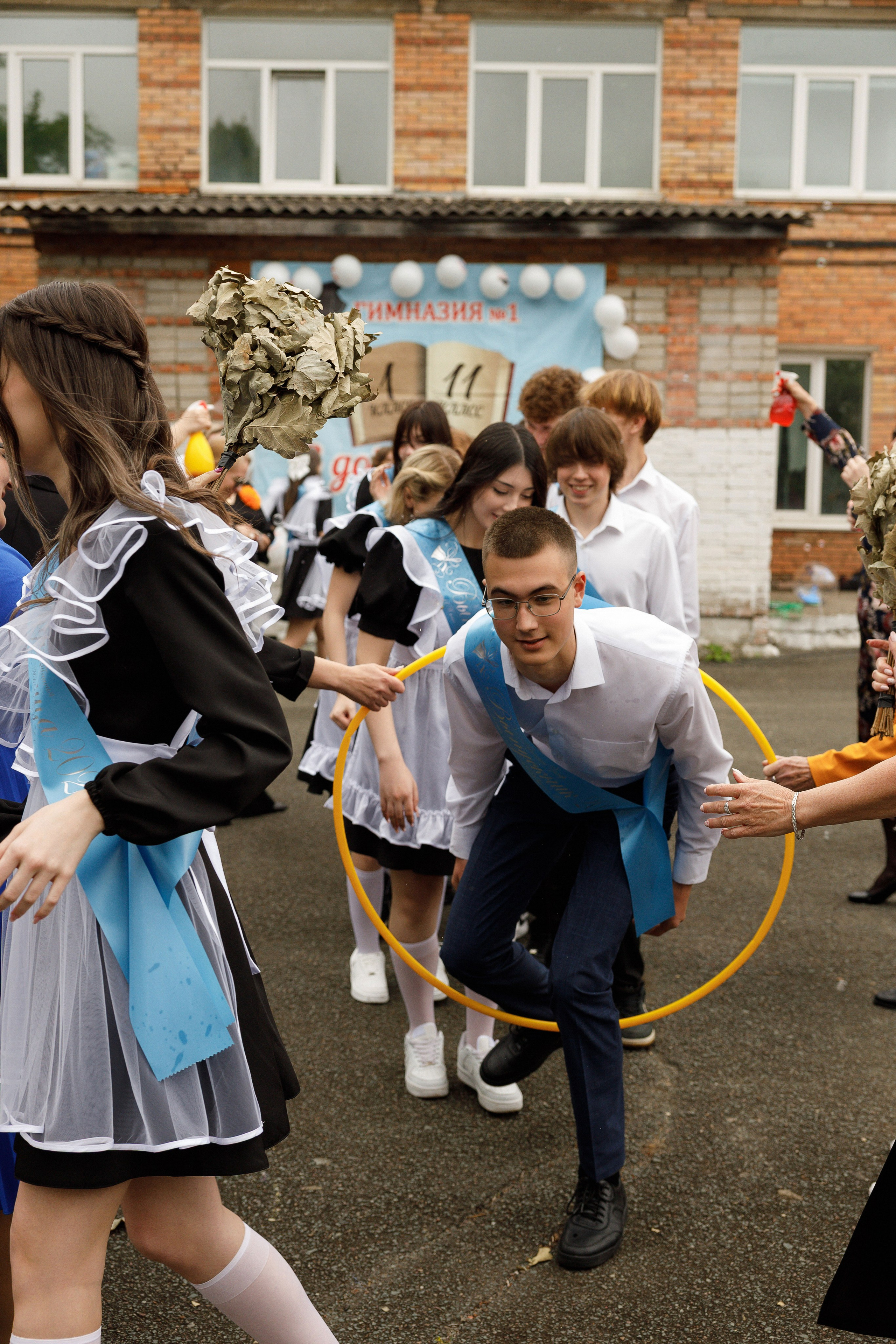 Последний звонок Гимназия Артем. Photoalbum-vl.ru