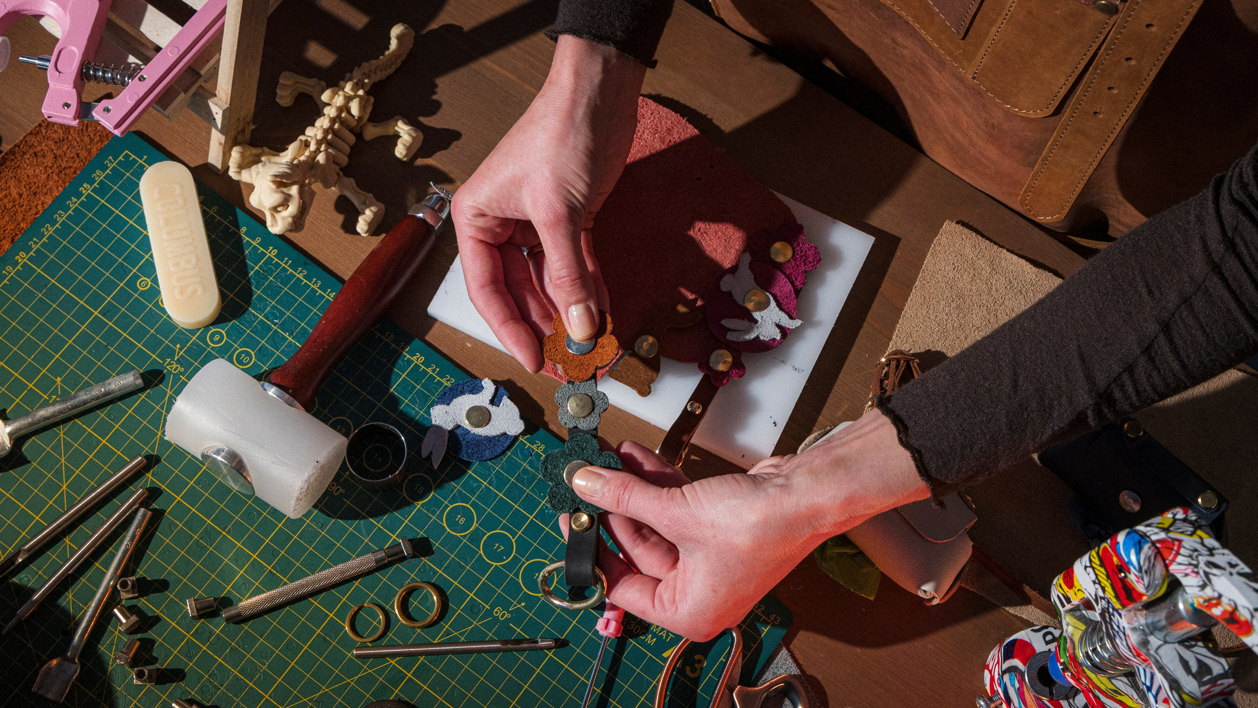 Девушка выбирает нить для прошивки из разноцветной коллекции.