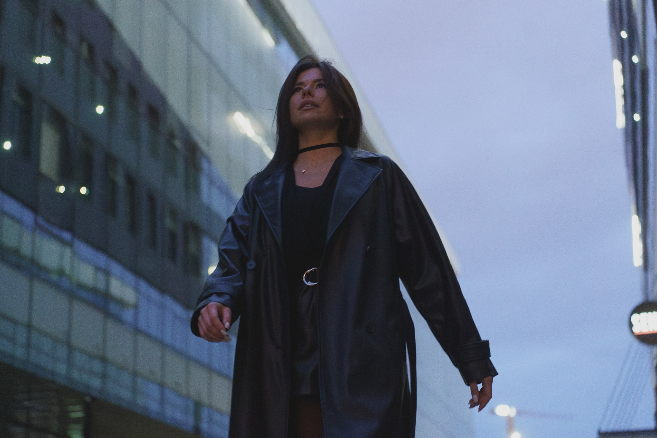 Крупный план лица на фоне ночного города и света небоскрёбов