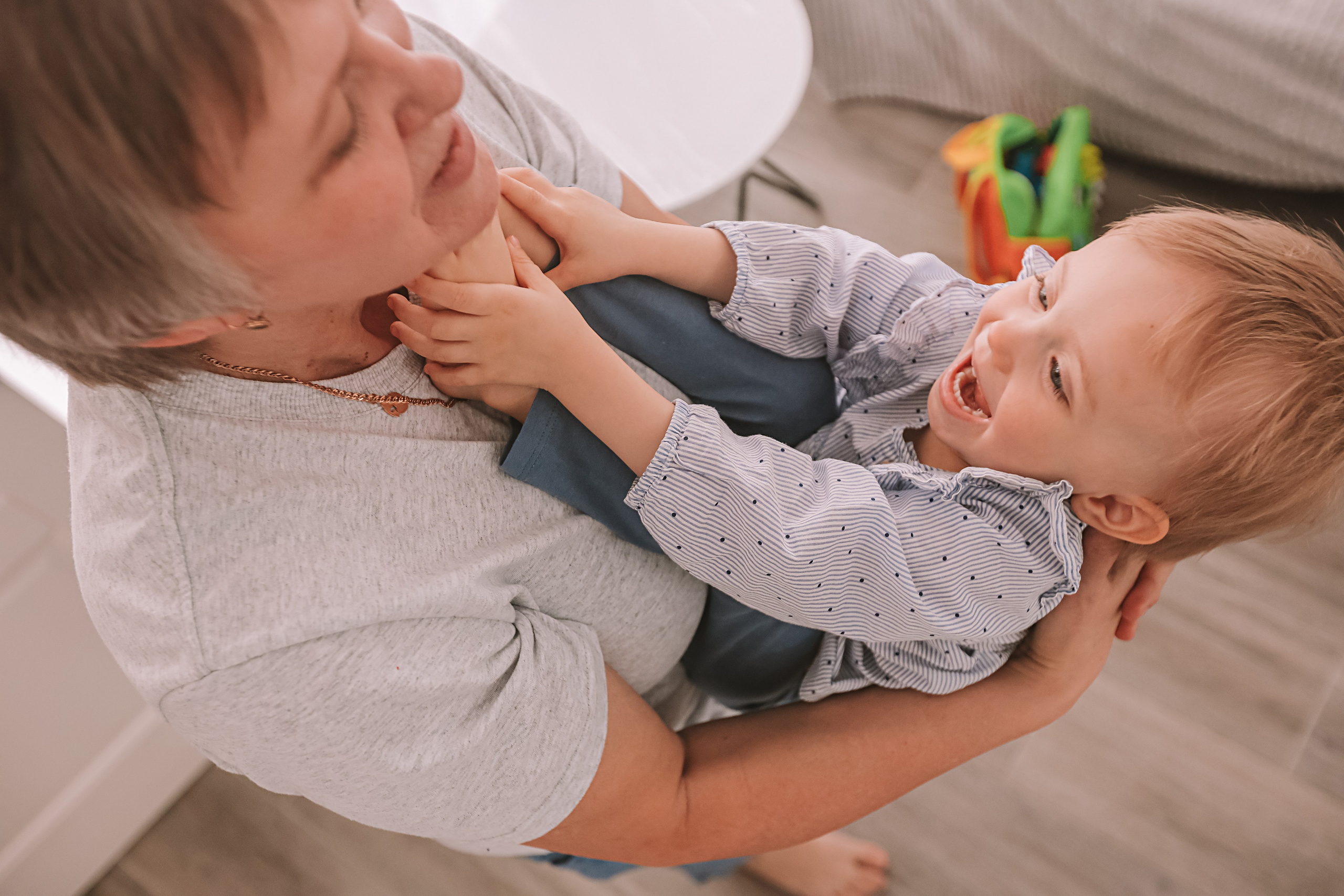 Семейная в домике (репортаж). Семейный фотограф Тюмень, фотограф на роды Салмина Мария