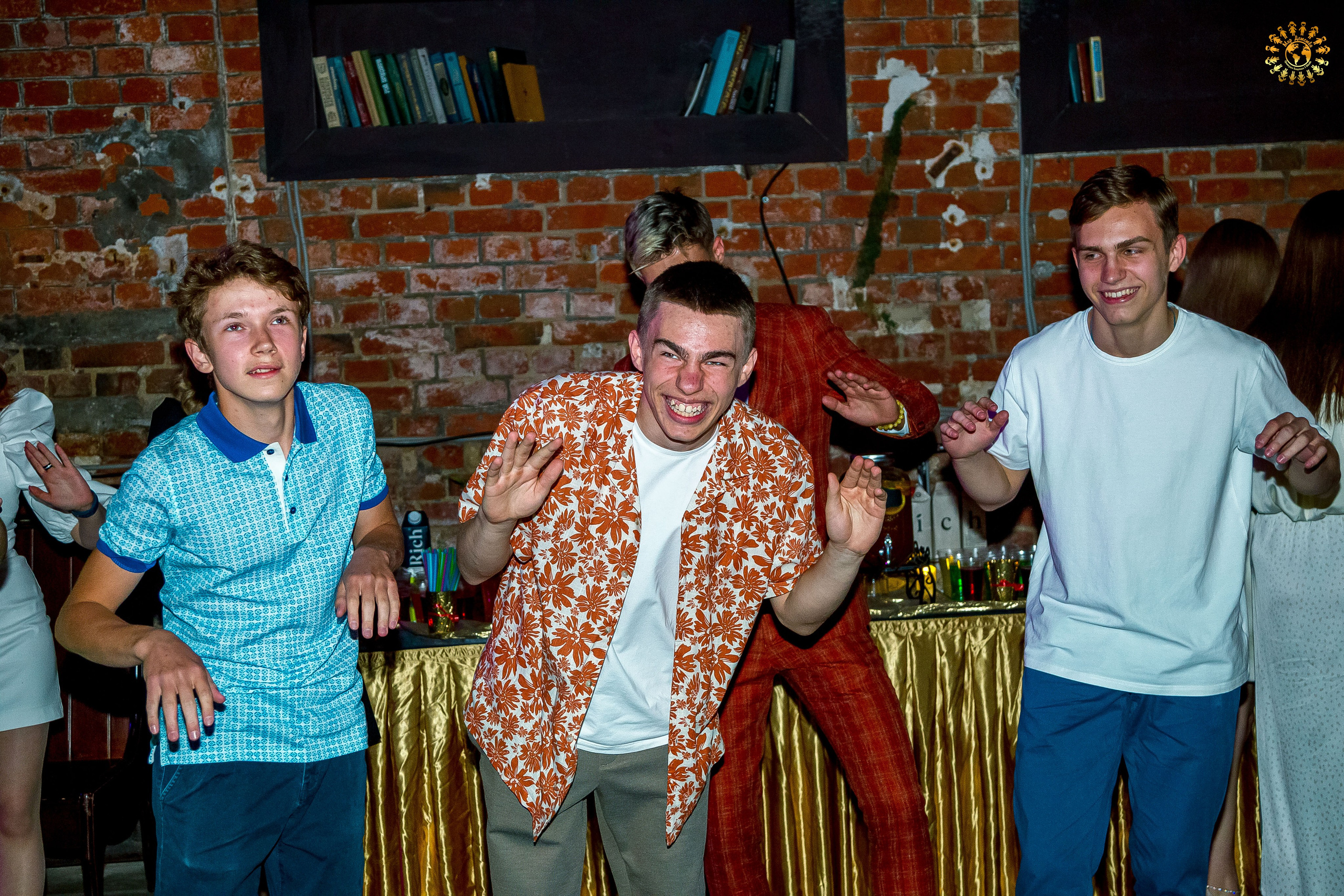 Выпускной 2023 (Школа 548; 9 Ж класс) AG Loft «Библиотека», Москва. Репортажная съемка в Москве и области. Анималистика