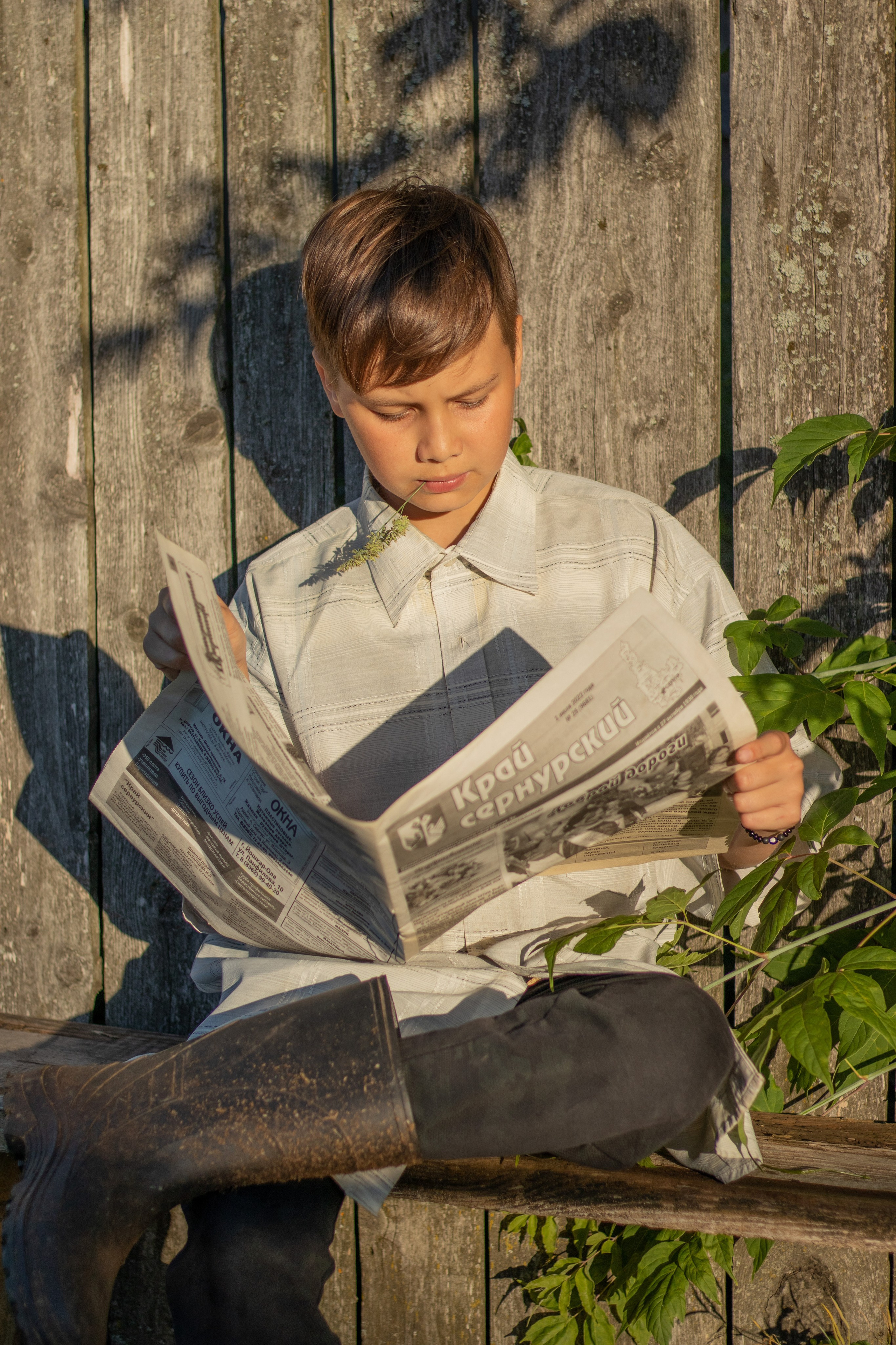 Мальчик с газетой. Серия съемки для бабушки