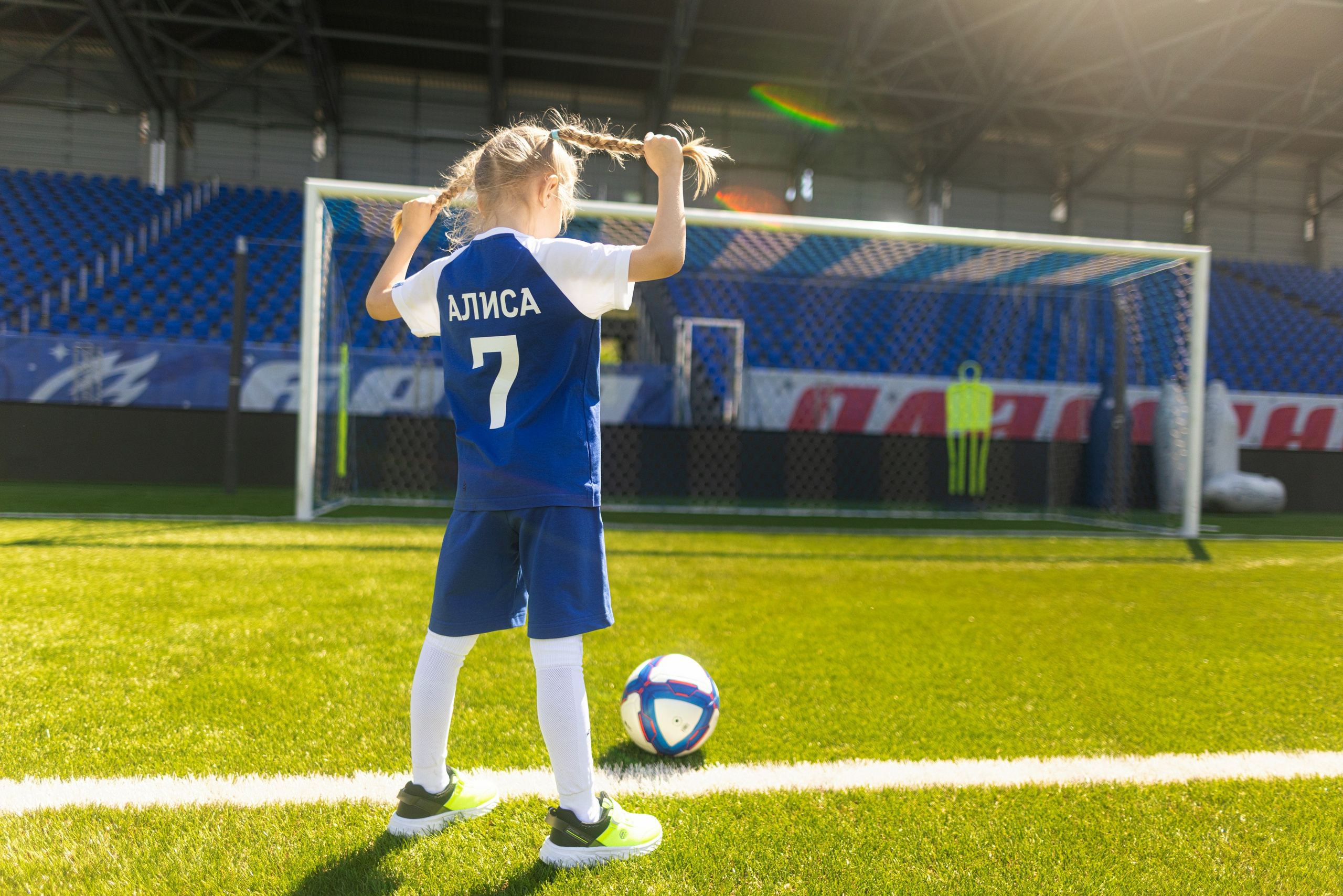 Детский портрет с Алисой на футбольном стадионе. Дмитрий Шульгин, портретный фотограф в Воронеже