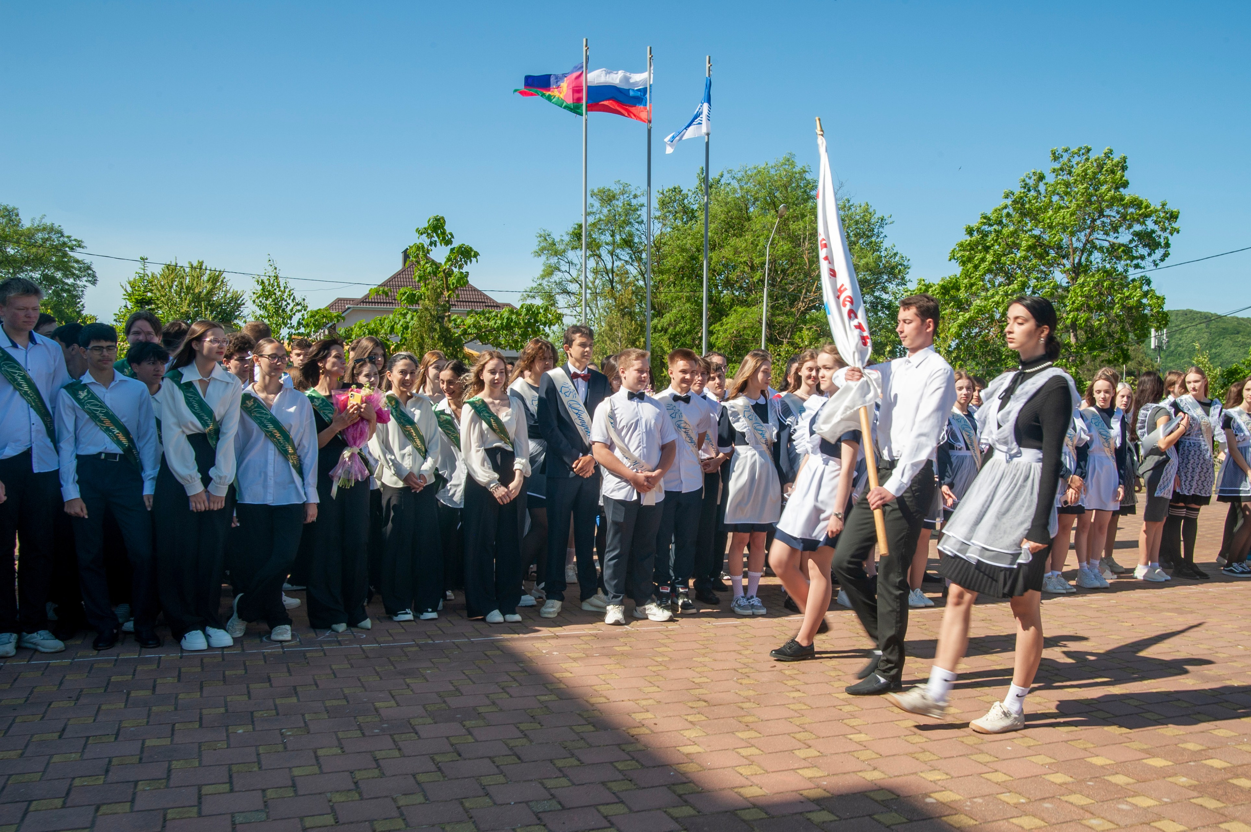 Последний Звонок МАОУ СОШ № 17 им. Эдуарда Есаяна — Архипо-Осиповка. Свадебный и семейный фотограф Денис Лукьянов в Краснодаре, Краснодарском крае и Республике Крым