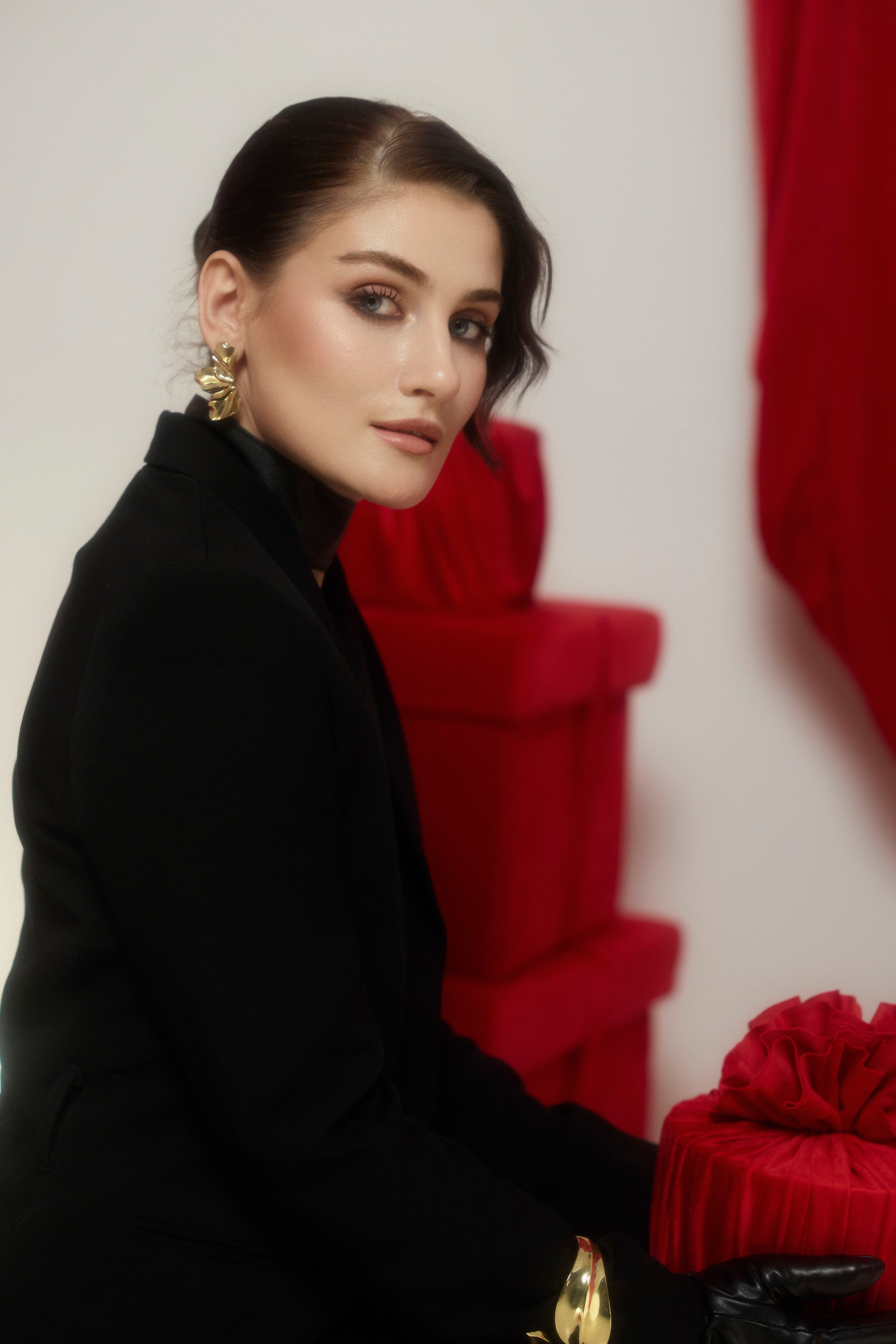 студийная новогодняя съемка  съемка девушки в нарядном праздничном платье в студии фотограф питер санкт-петербург женский портрет женская портретная съемка 