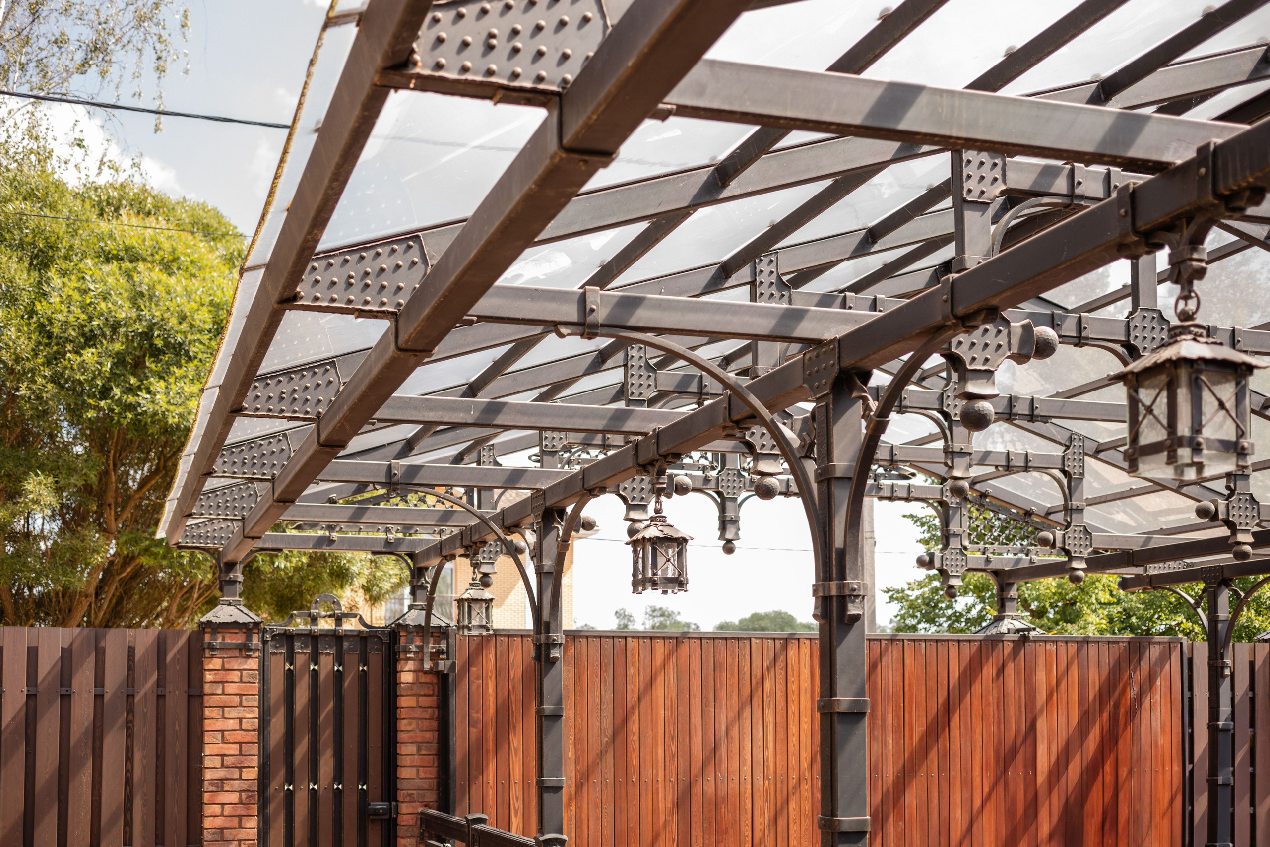 Готовый двухэтажный гараж в стиле Лофт — сочетание кирпича, дерева и металла. Современный дизайн, функциональность и эстетика во всём. Строительная компания «Милый дом» МД. Москва и Московская область