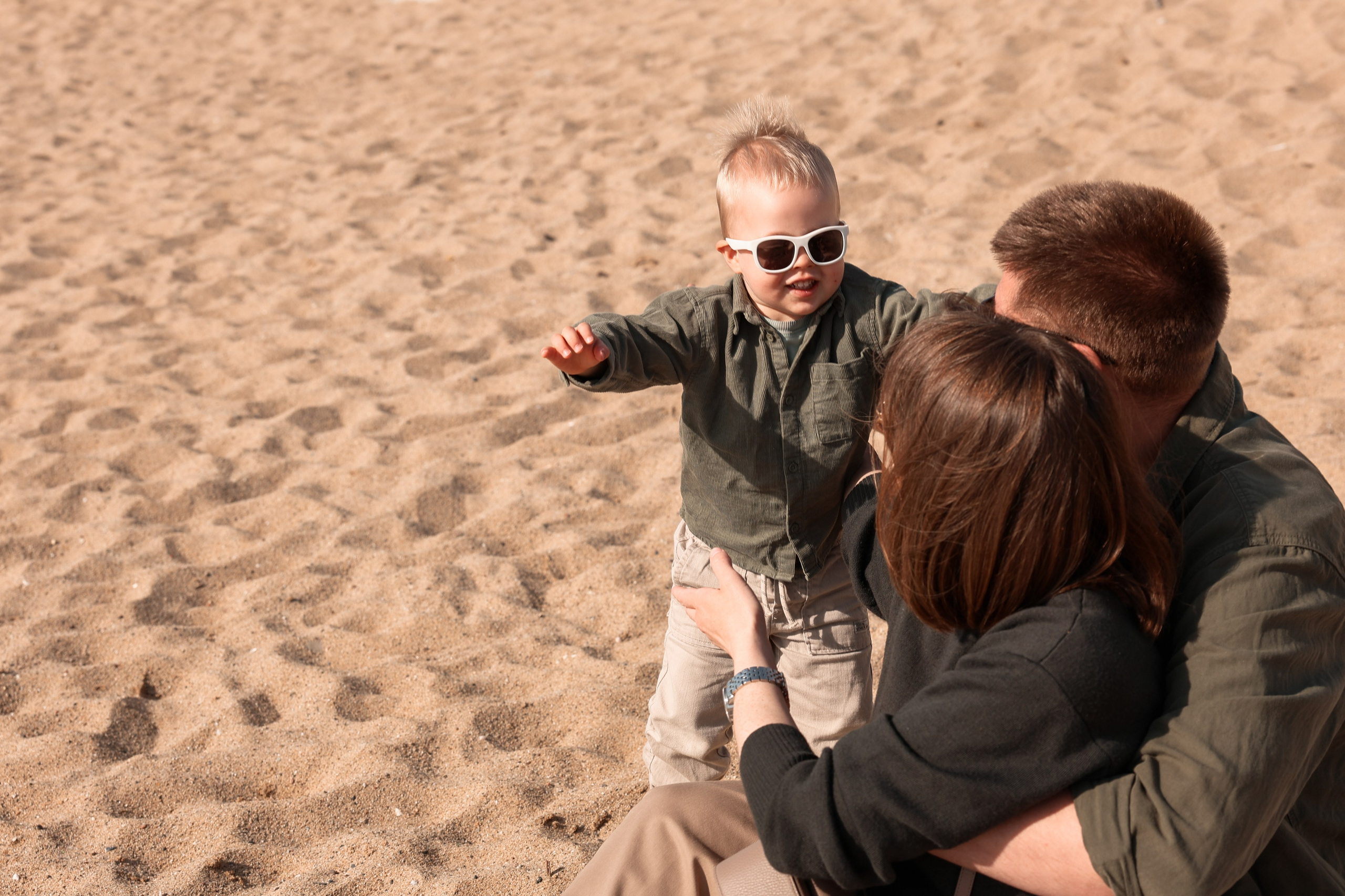 Seashore with a toddler. Natalia Zhuravleva|family, newborn, maternity photographer in Barcelona
