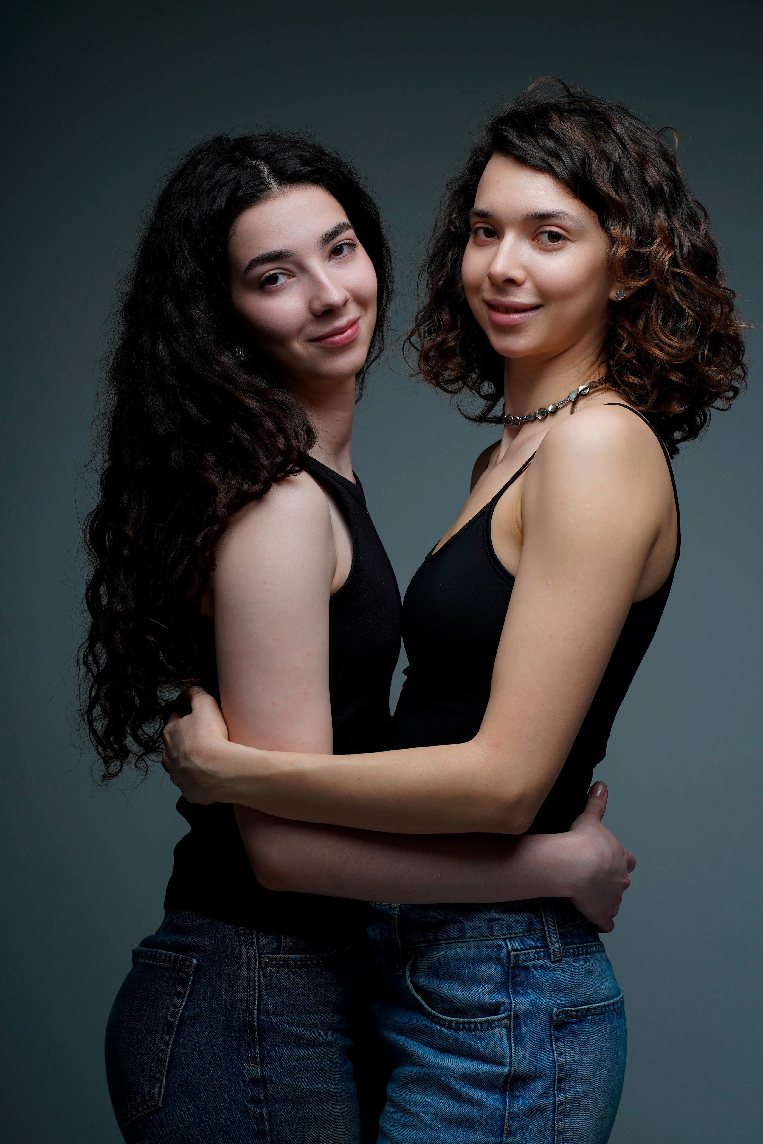 Студийный портрет взрослых сестер. Фотограф Анна Калинцева
