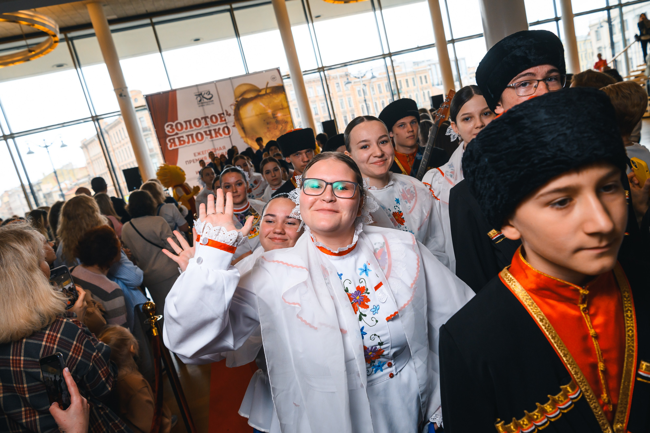 23 апреля, красная дорожка, БКЗ Октябрьский, г. Санкт-Петербург. Золотое яблочко