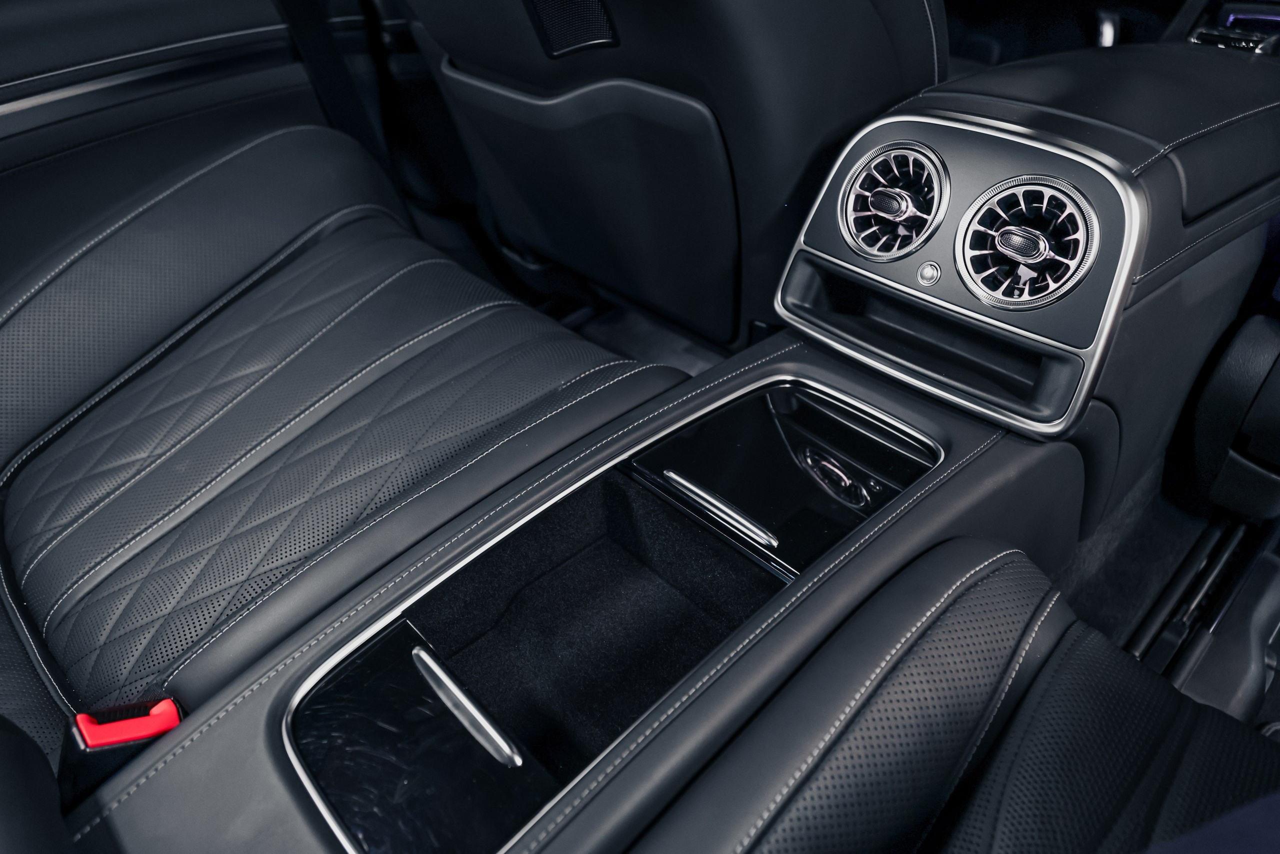 2020 MERCEDES BENZ S63 AMG WHITE ON BLACK $145,000 / 27,100 KM ODOMETER. Mixturecaptures