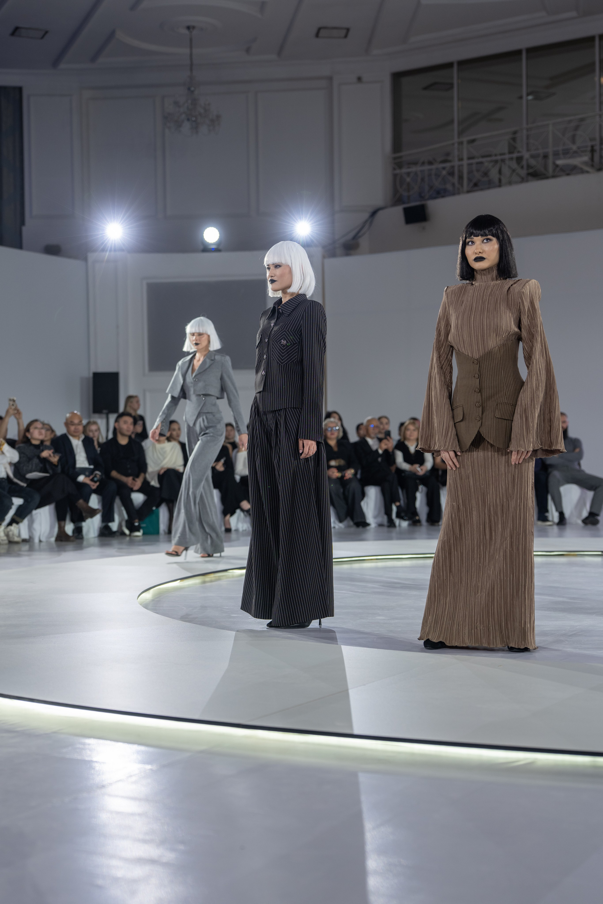 Дизайнер Umed Kuchkaliev. Сайт Алматинского НЮ АРТ, будуар и фэшн фотографа Дениса Карпенко