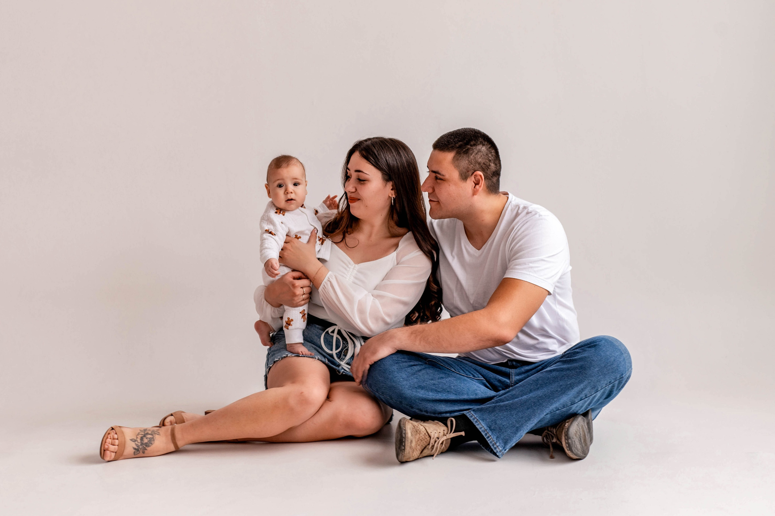 Алина и Кирилл с малышом. Семейный и свадебный фотограф в Абакане Юлия Су