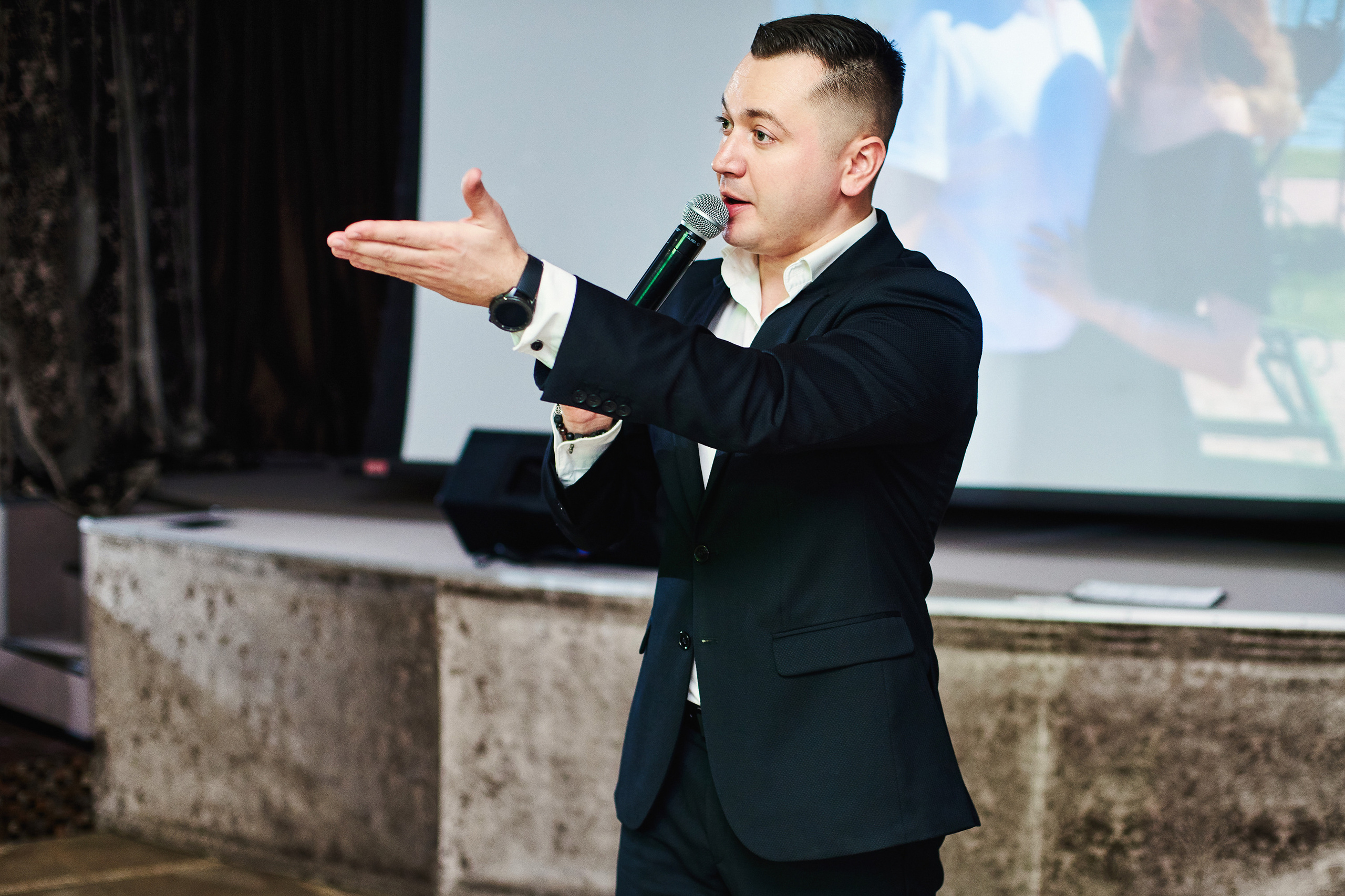 Ведущий мероприятия Дмитрий Гончаров