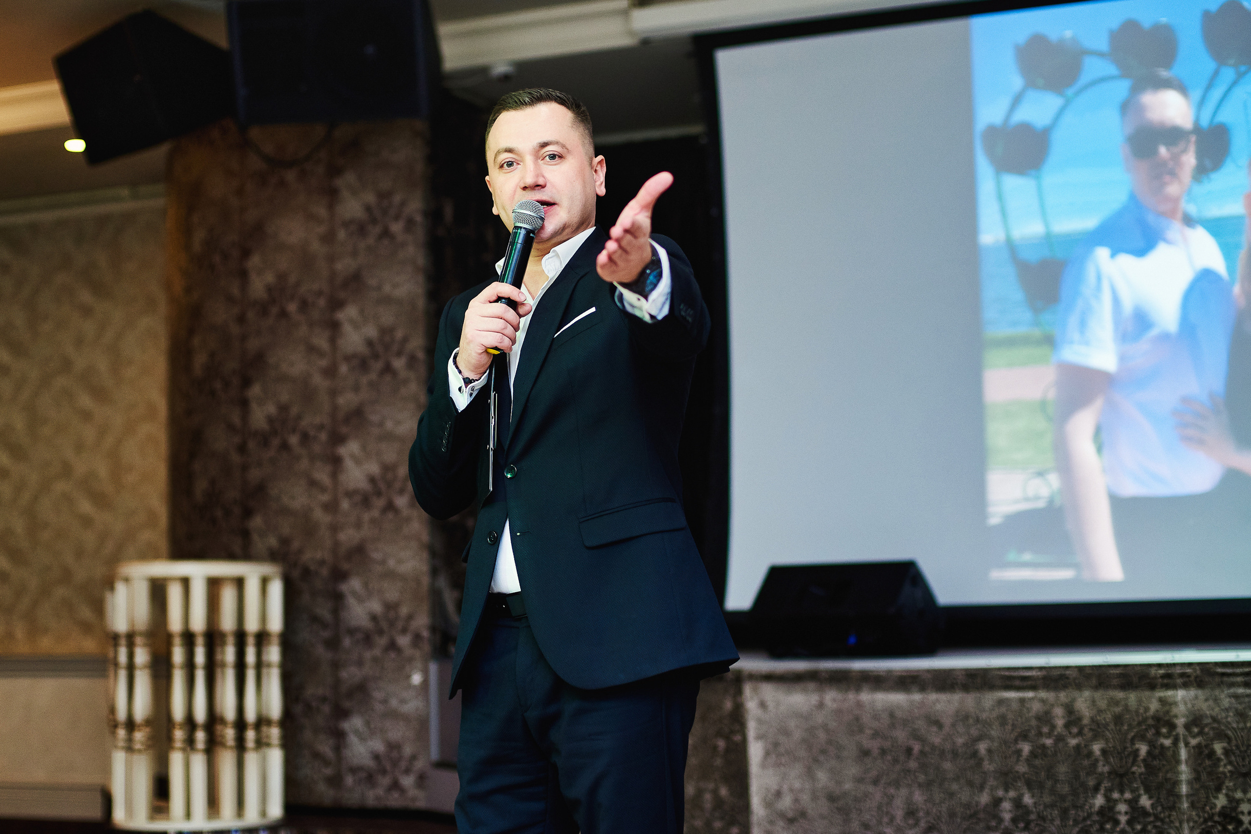 Ведущий мероприятия Дмитрий Гончаров