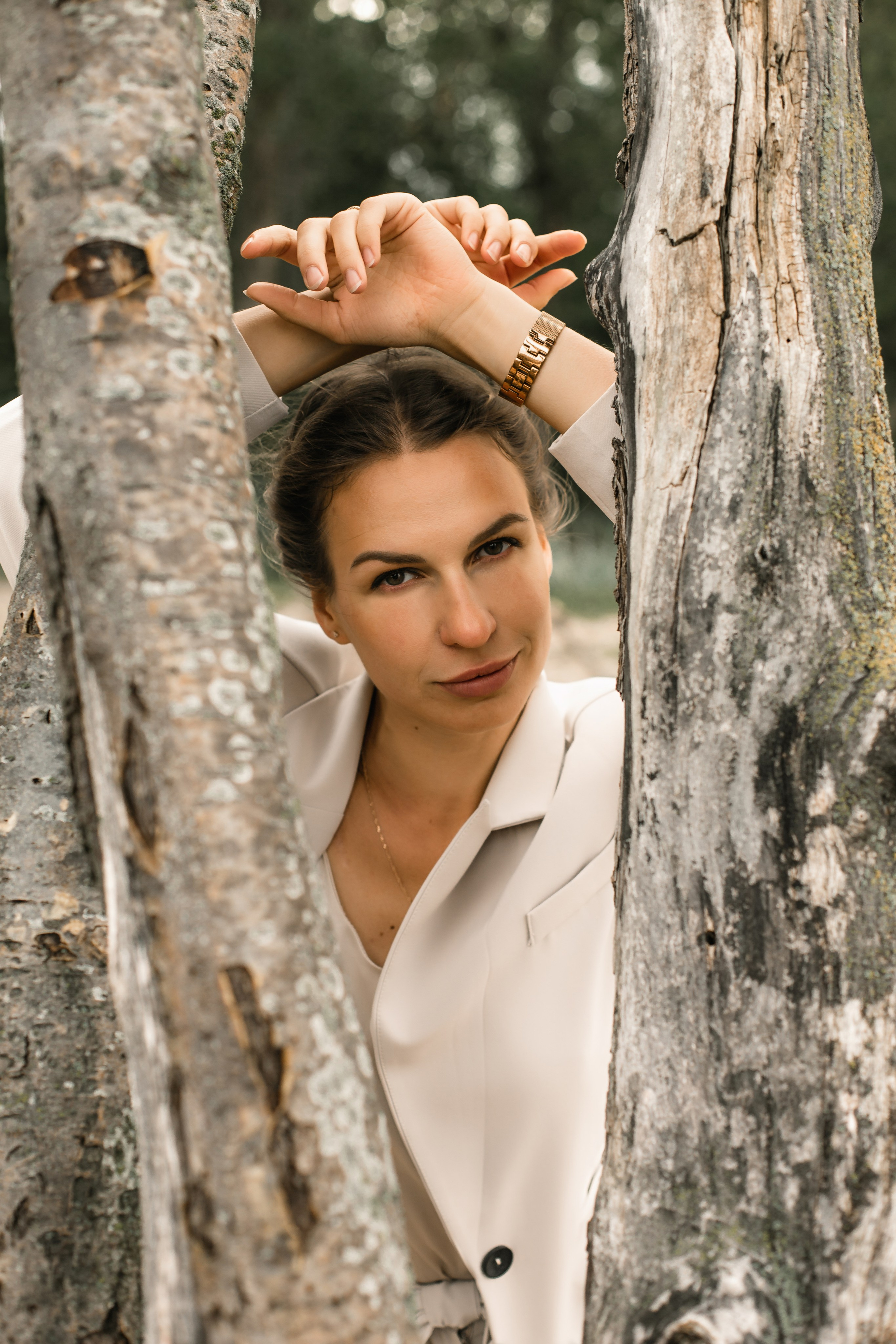 На берегу финского залива девушка с книжкой . Берег кронштадта.