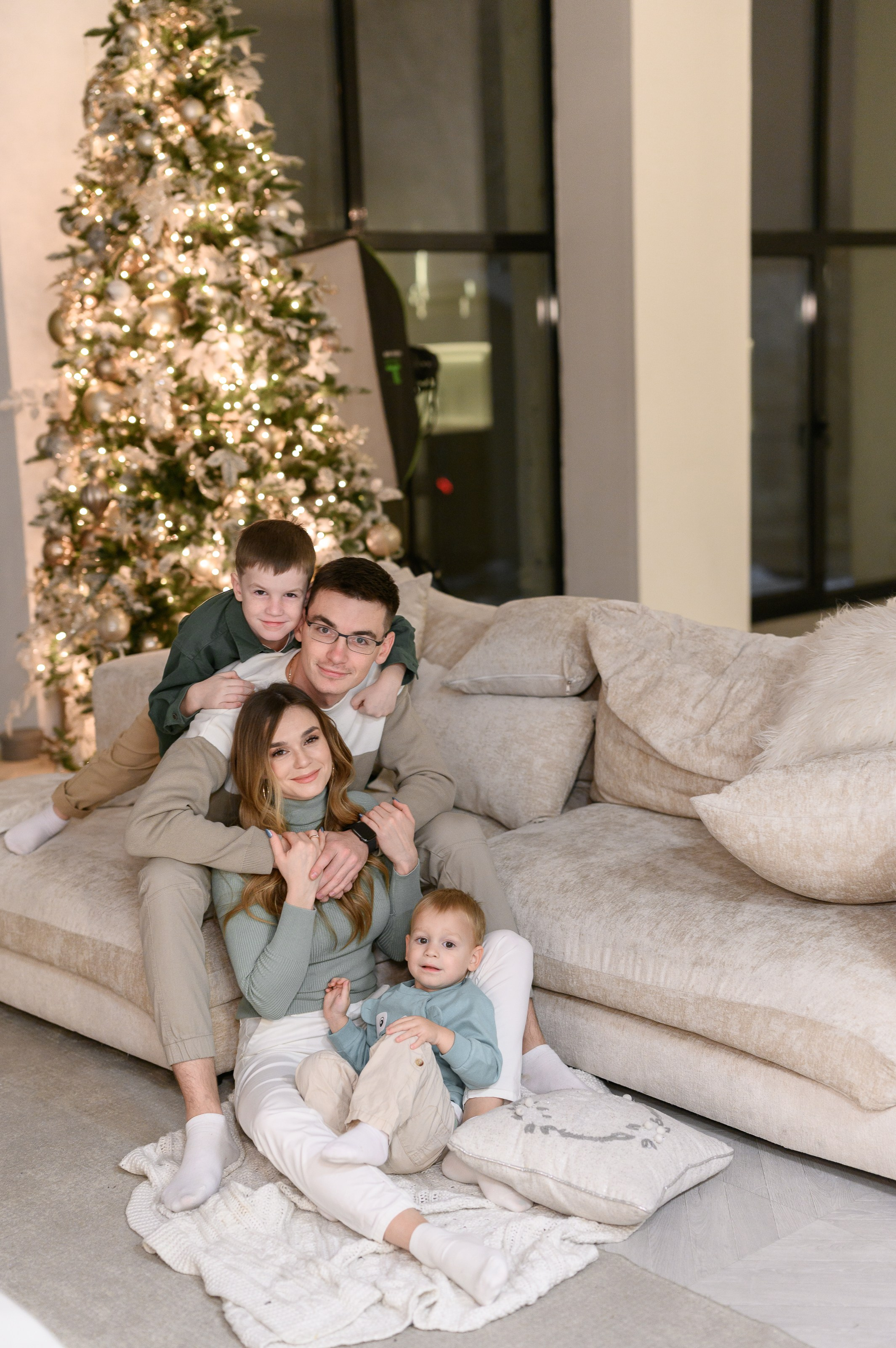 Семейная новогодняя фотосессия в фотостудии Мимика, зал Мия. Semerlina.ru