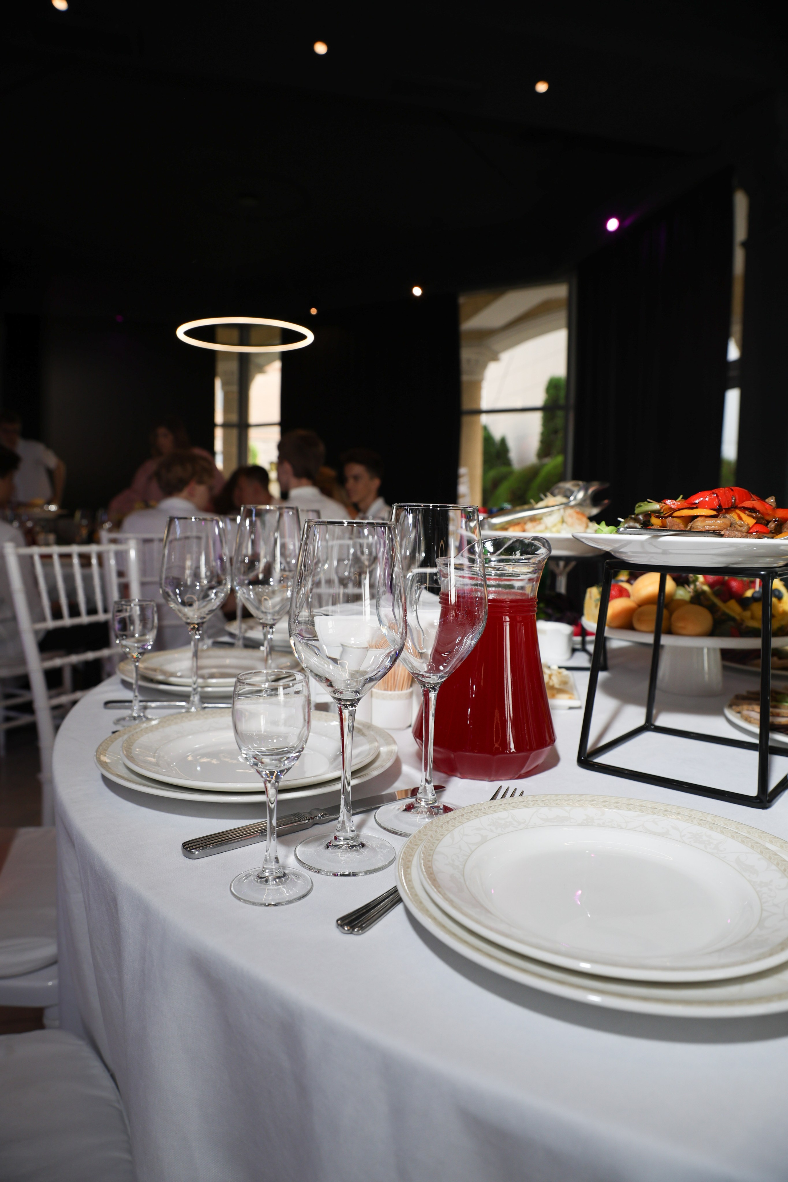 сервировка столов в ресоране