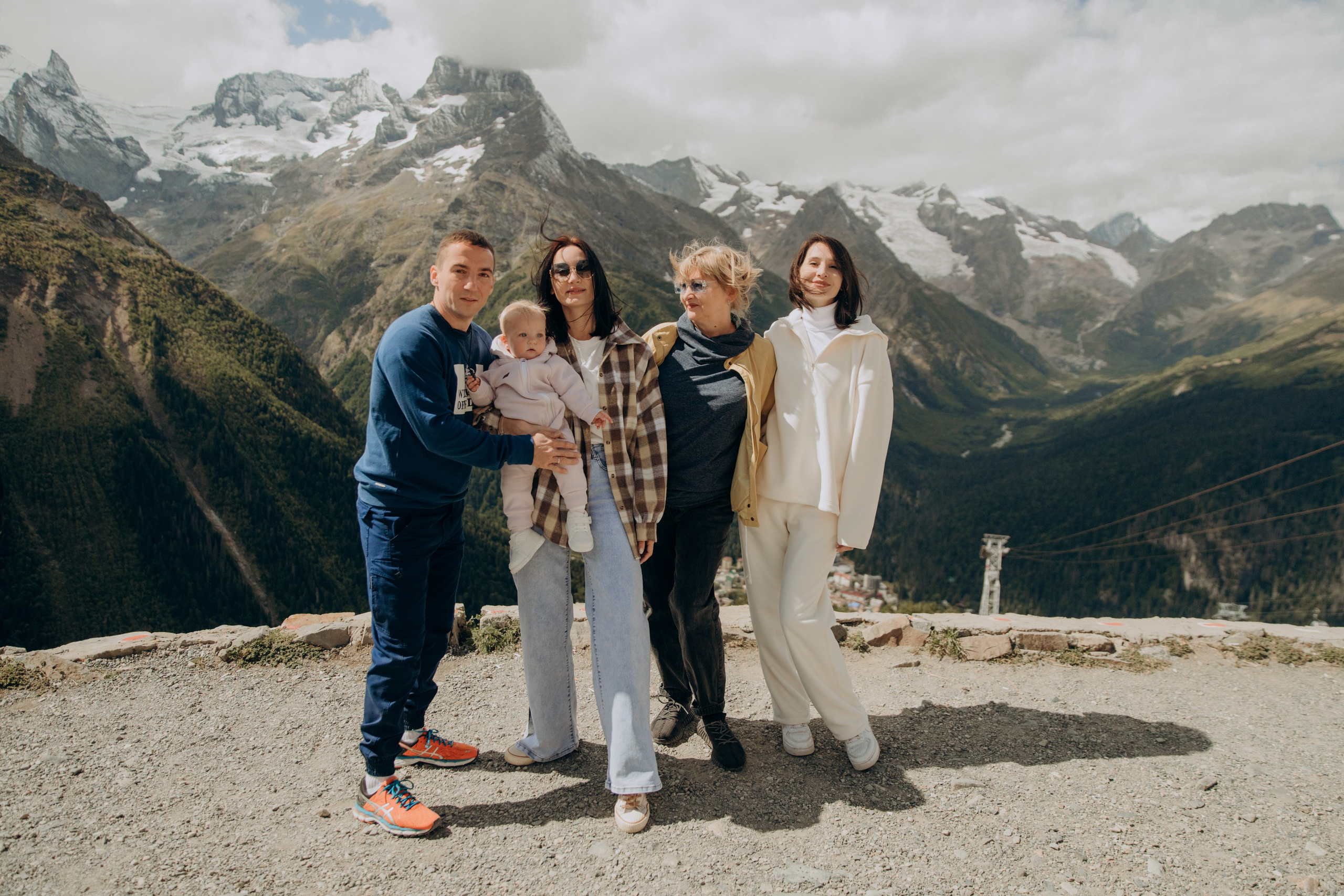 Юля с семьей, Домбай. Портфолио