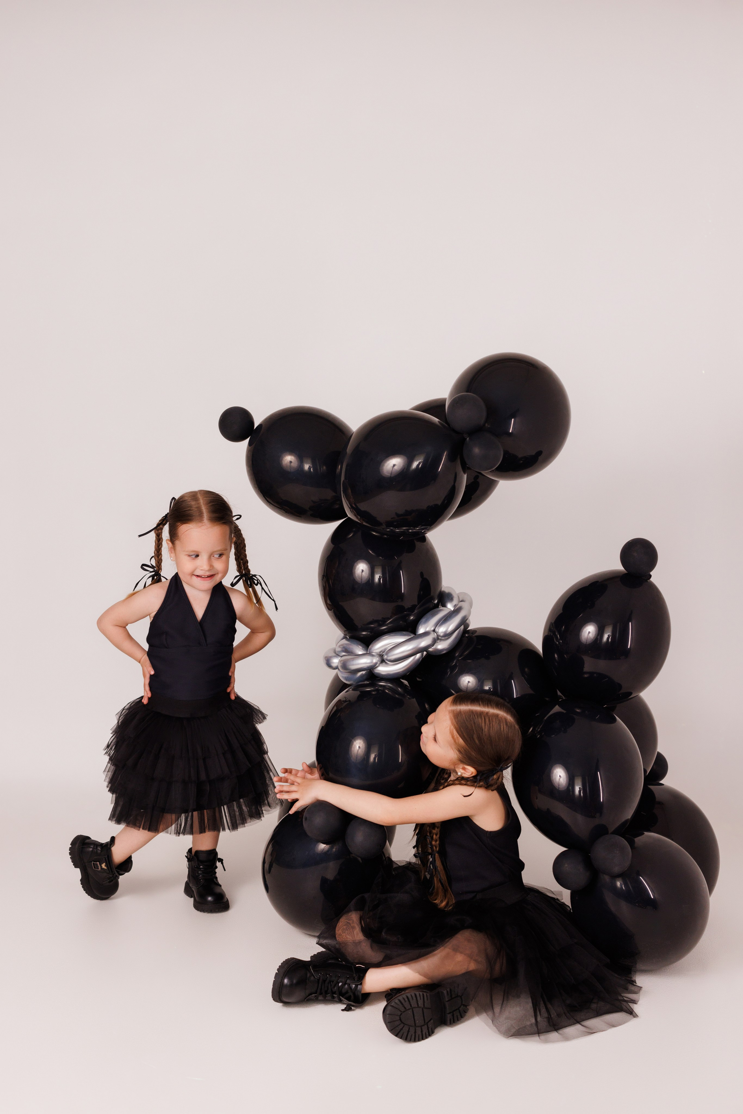 Стильная детская фотосессия с собачками из шариков, для девочек и мальчиков. Семейный и детский фотограф в Краснодаре Анна Трашкова