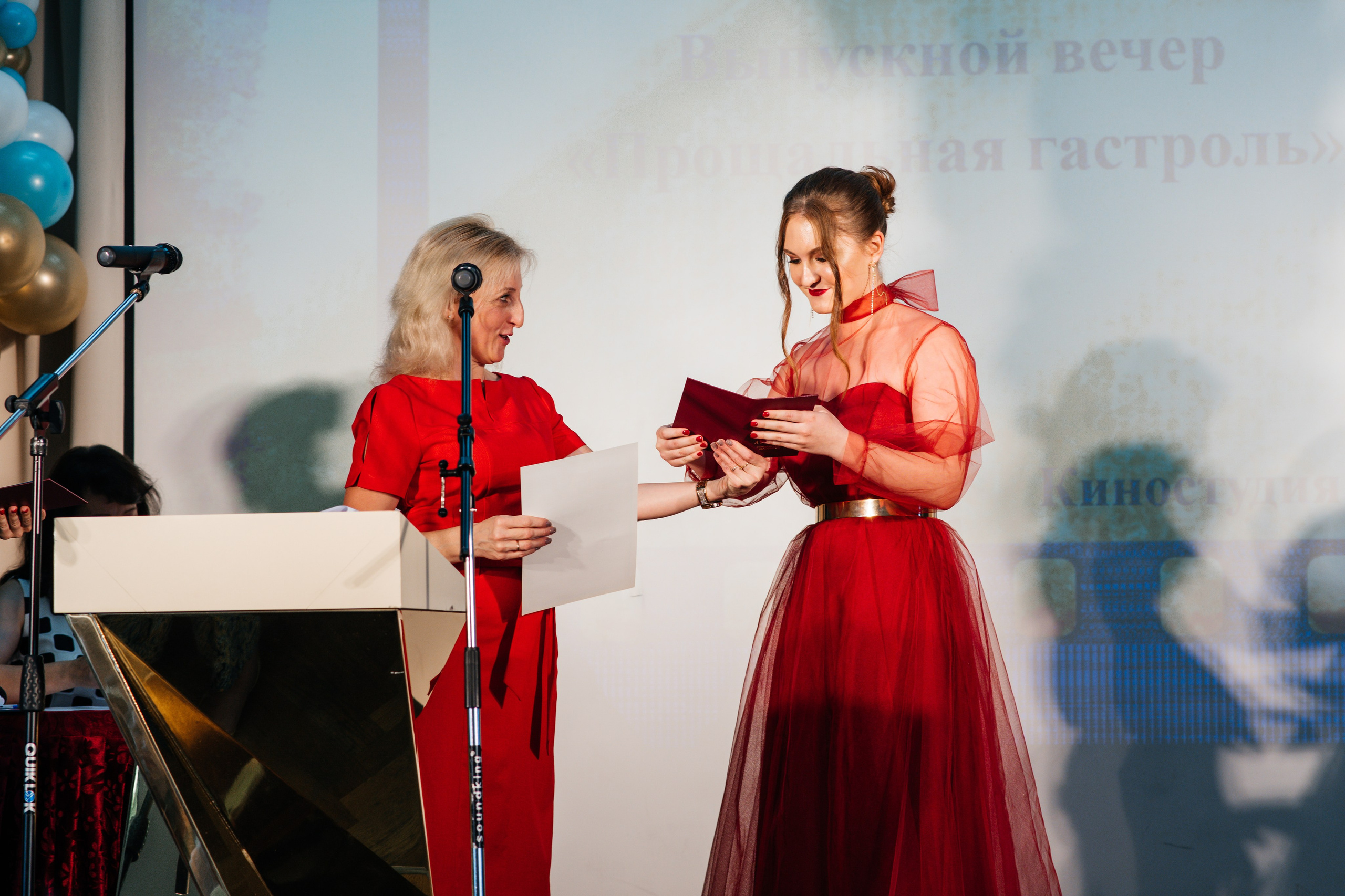 Вручение аттестатов. Выпускные альбомы в Подольске Москве и МО