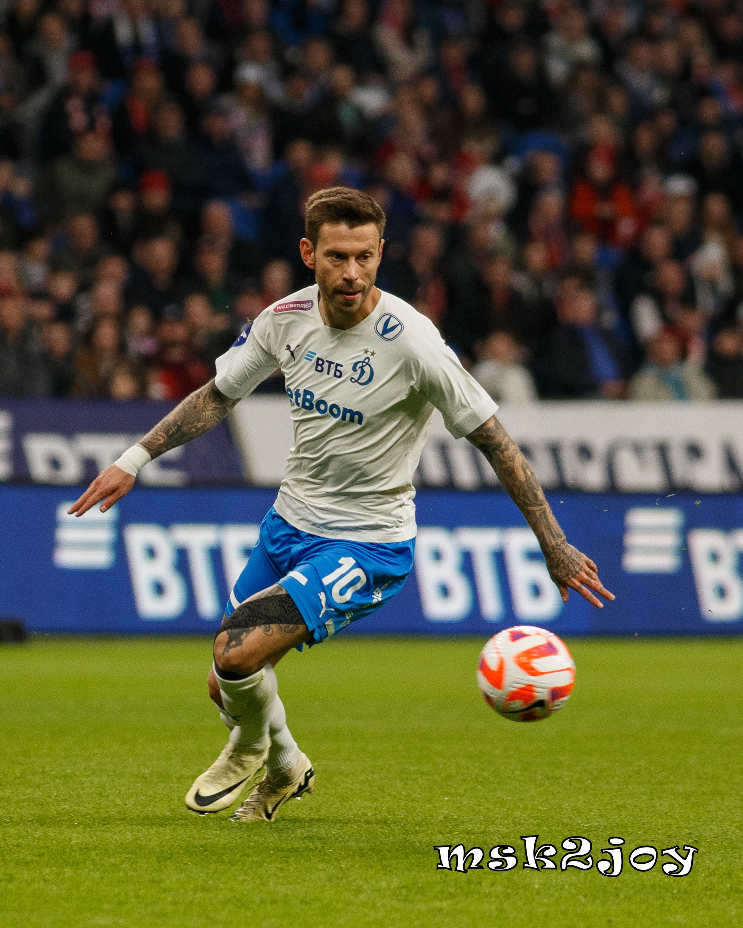 Нападающий футбольного клуба Динамо Москва Фёдор Смолов в атаке. Фотограф - Михаил Тоцкий.