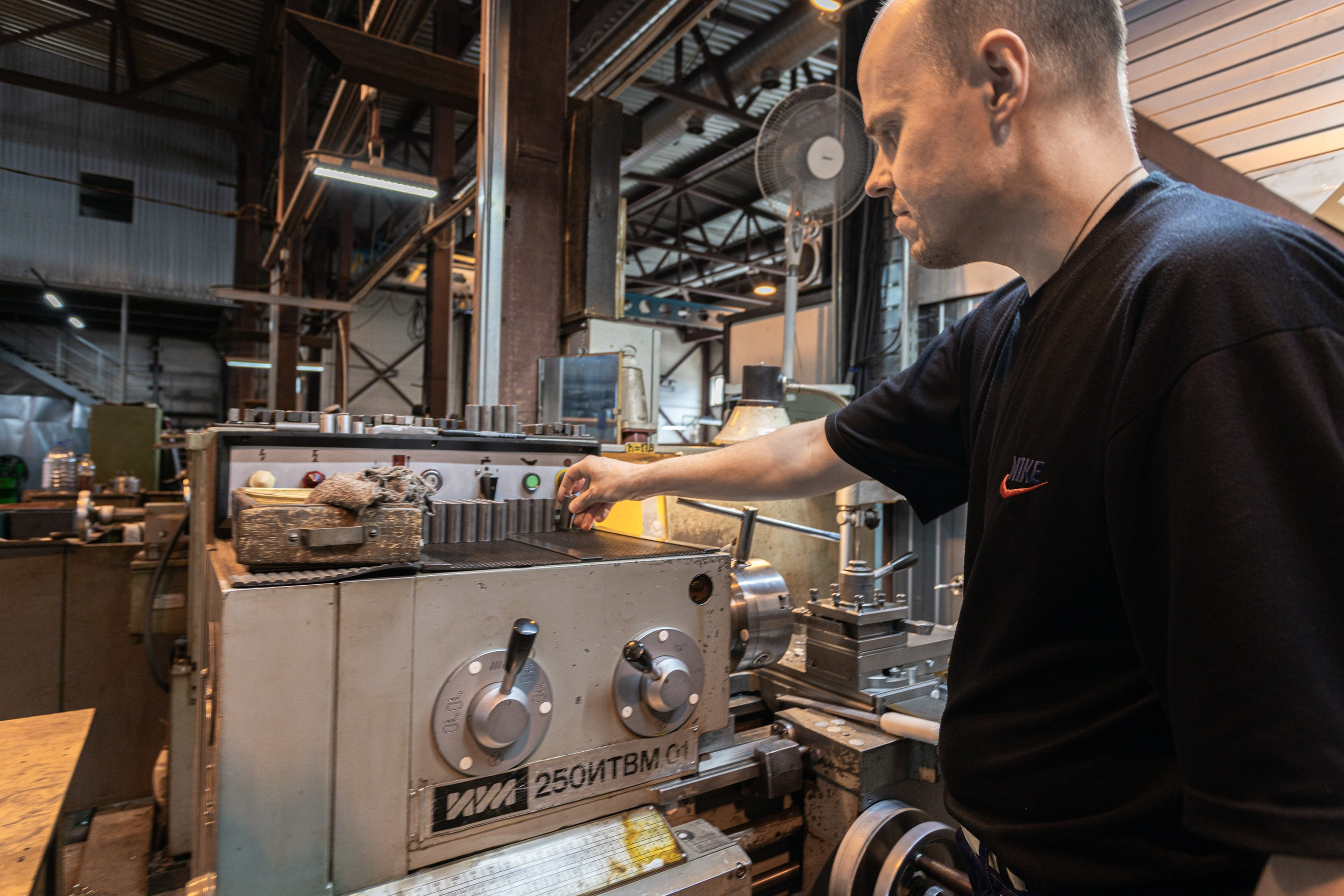 "Фотосъёмка в Москве для промышленного предприятия — интерьер цеха с современными установками."