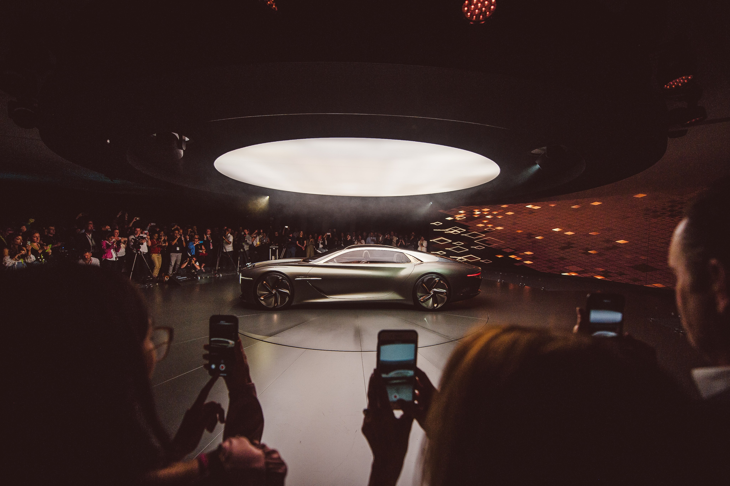 Премьера Bentley100EXP, Кру Великобритания. Репортажный фотограф Андрей Бузин