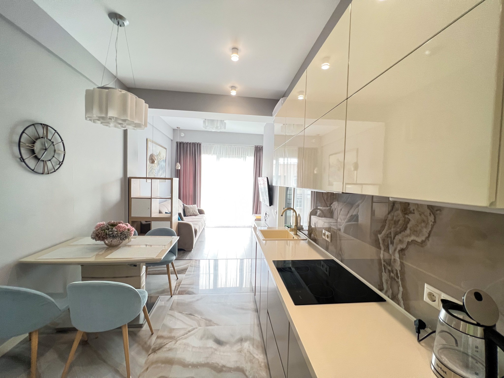 Просторная 2-комнатная квартира с дизайнерским ремонтом и видом на море!. Квартиры посуточно, длительно в Сочи, LARA APART GROUP