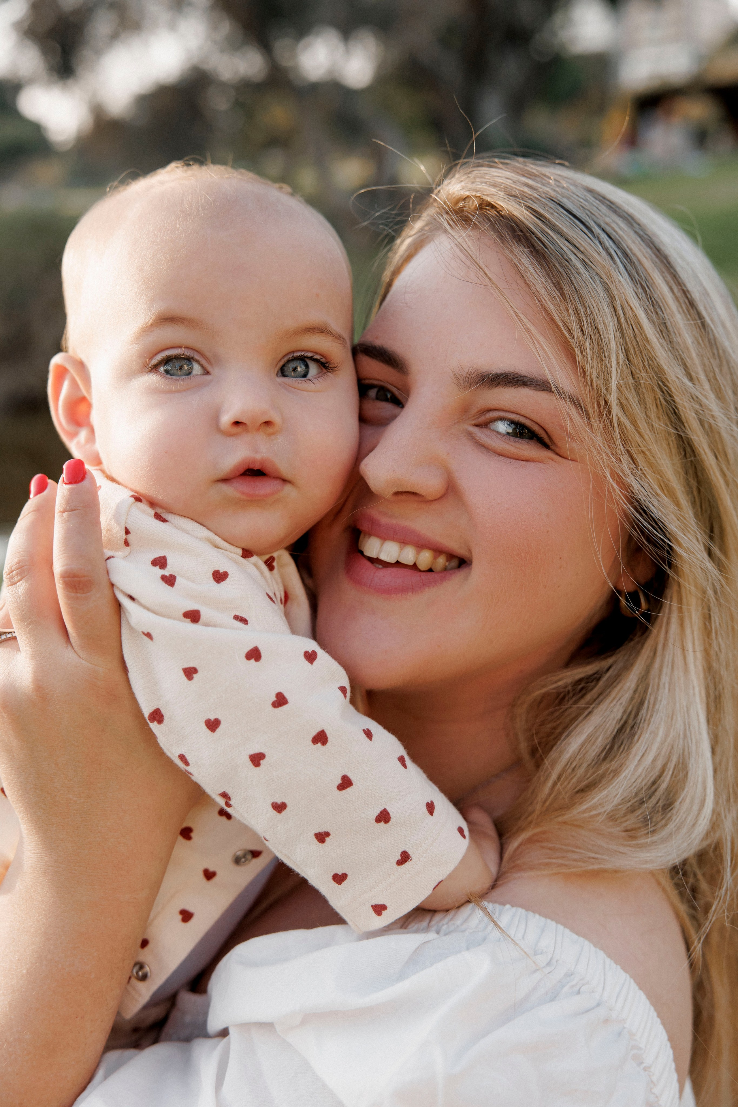 First year photoshoot inside the park (sunset). Wedding and family photographer