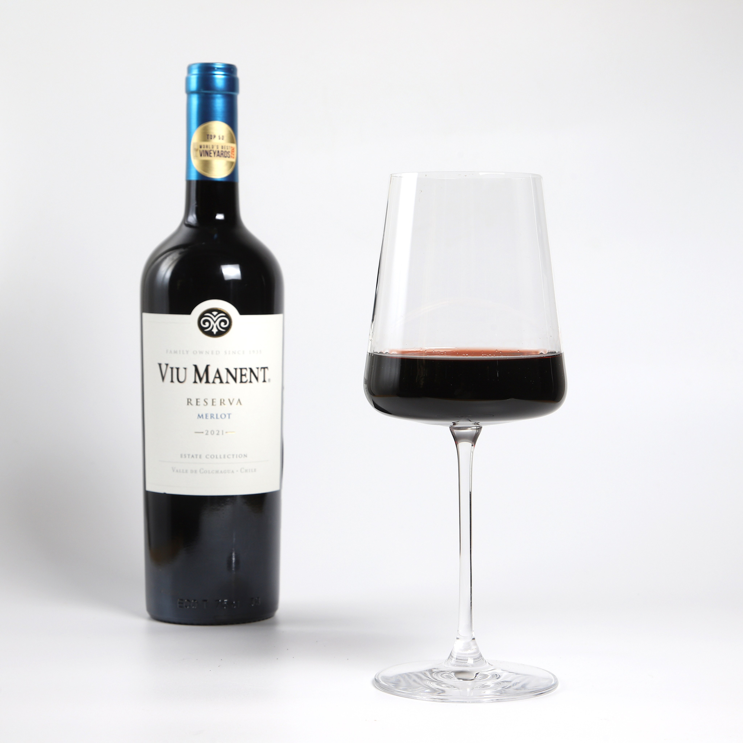 Фуд-фотография красного вина в бутылке и бокале.