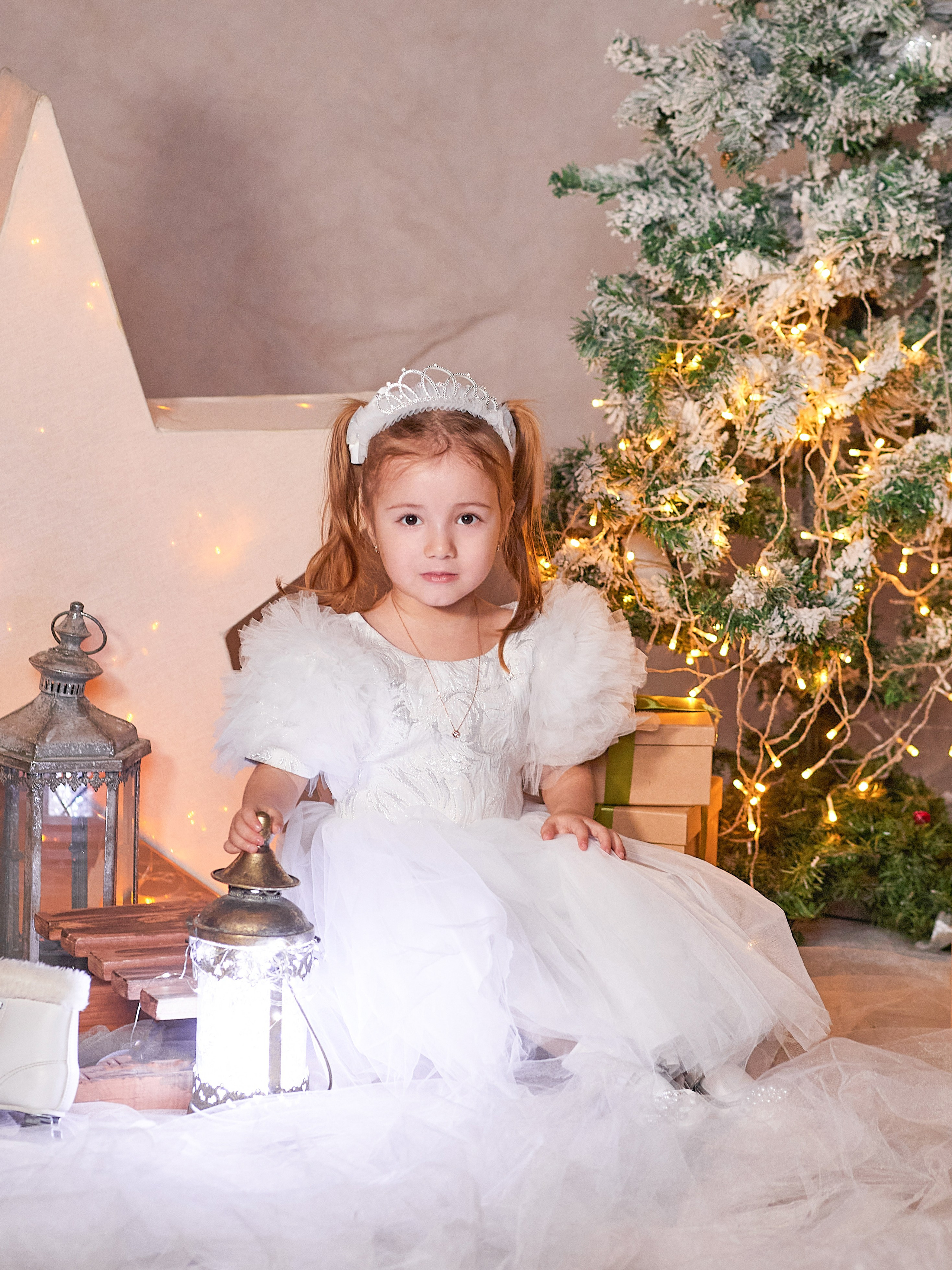 Общее фото в детском саду с выездным реквизитом в Тюмени. Выпускные альбомы в Тюмени для школ, садов, вузов спортивных секций