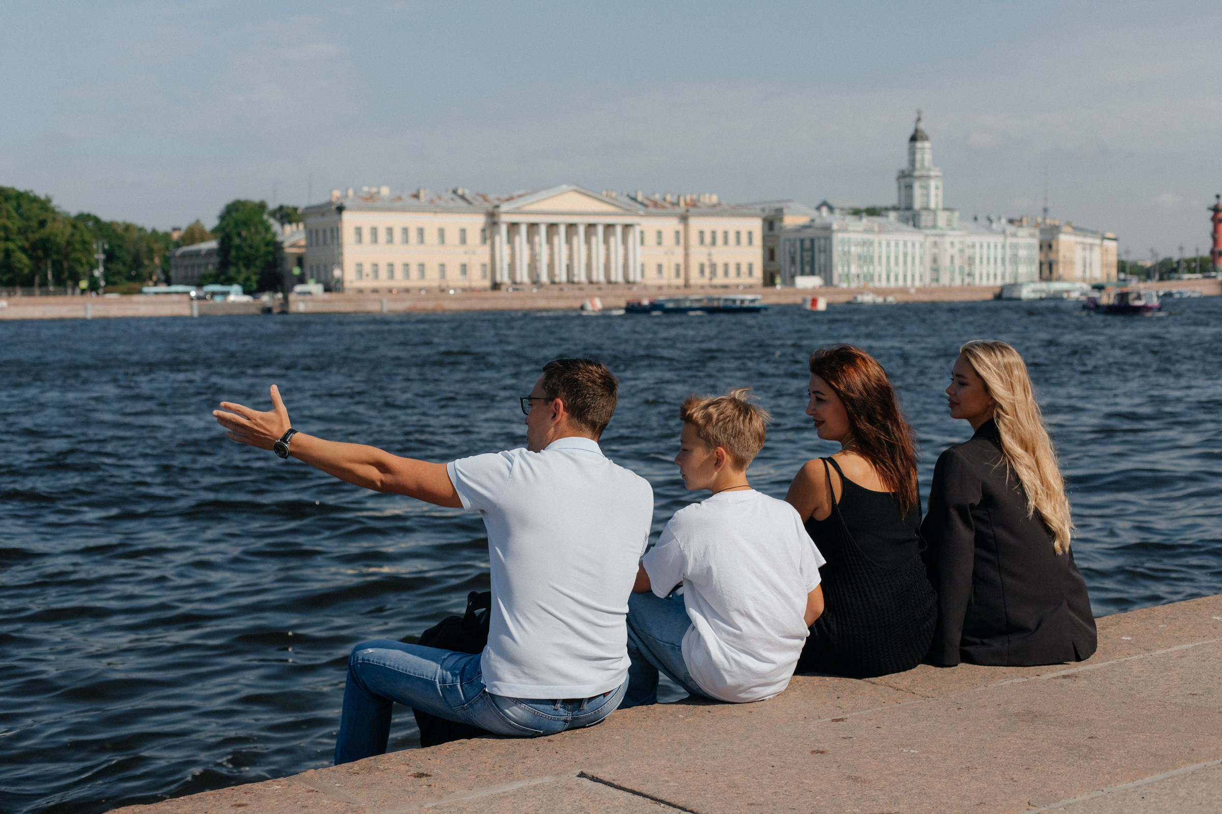 Василина с семьей в августе. Фотопрогулка в Петербурге. Индивидуальный и семейный фотограф в Санкт-Петербурге
