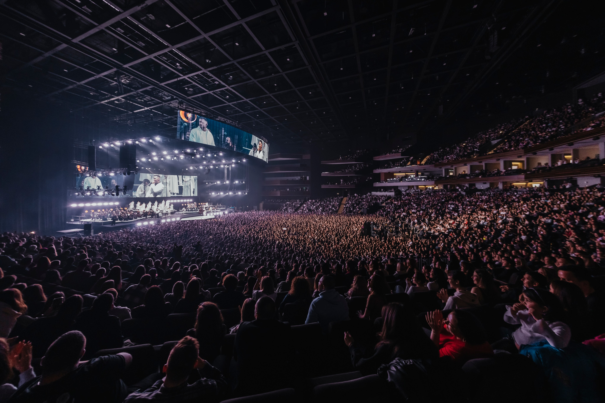 Концерт L’ONE с хором и симфоническим оркестром в Live Арене 19 октября 2025. Репортажный, event, концертный и backstage фотограф из Москвы Виталий Кривцов