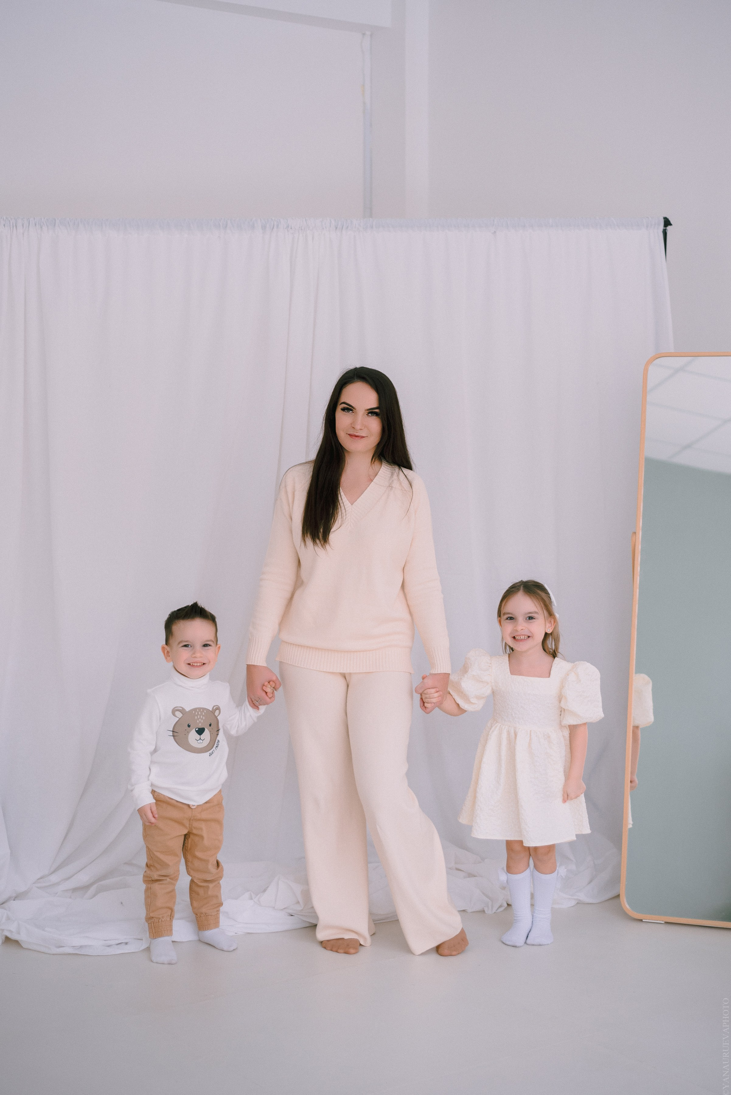 мама держит за руки своих малышей детей мальчик и девочка