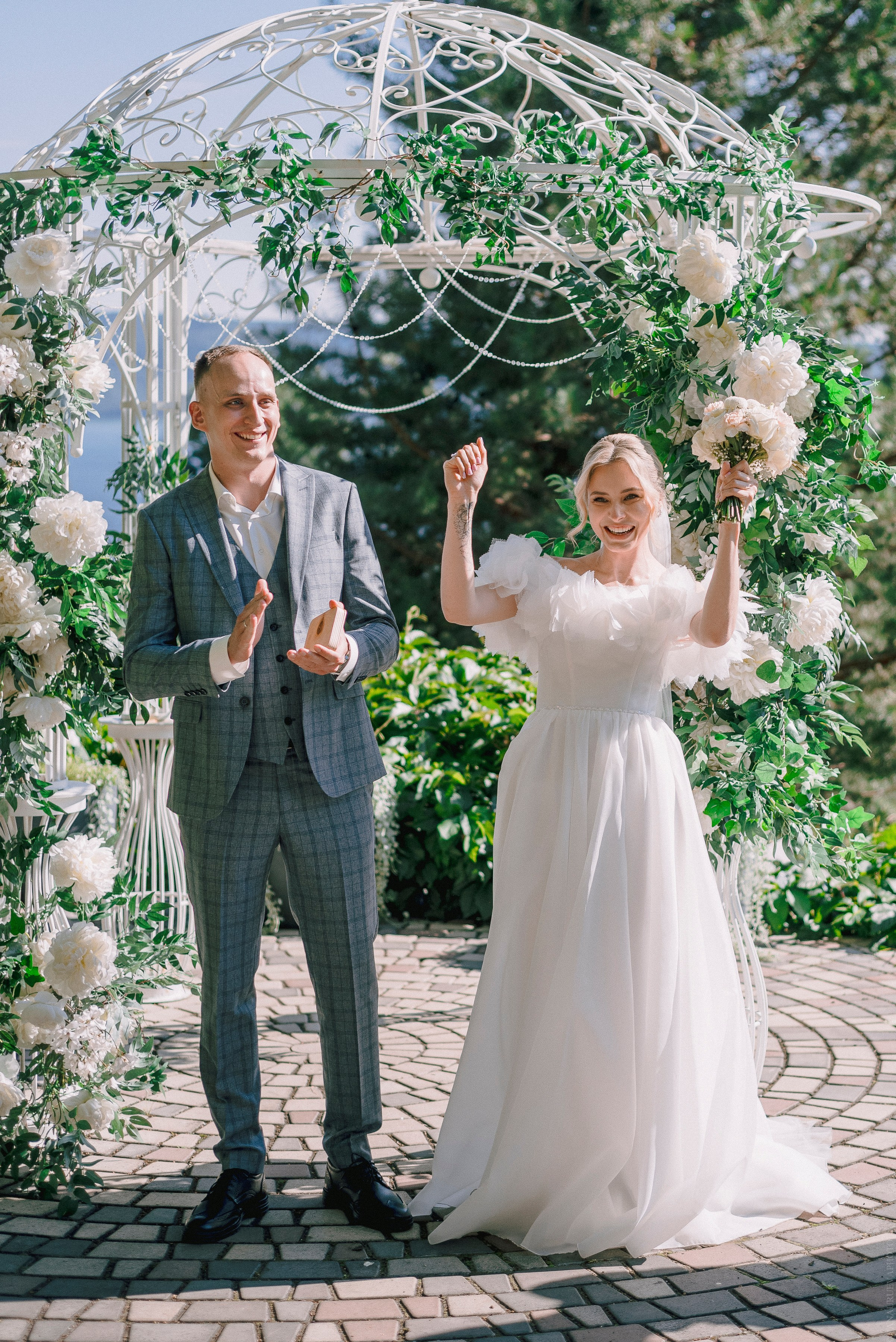 Молодожены радуются на церемонии бракосочетания