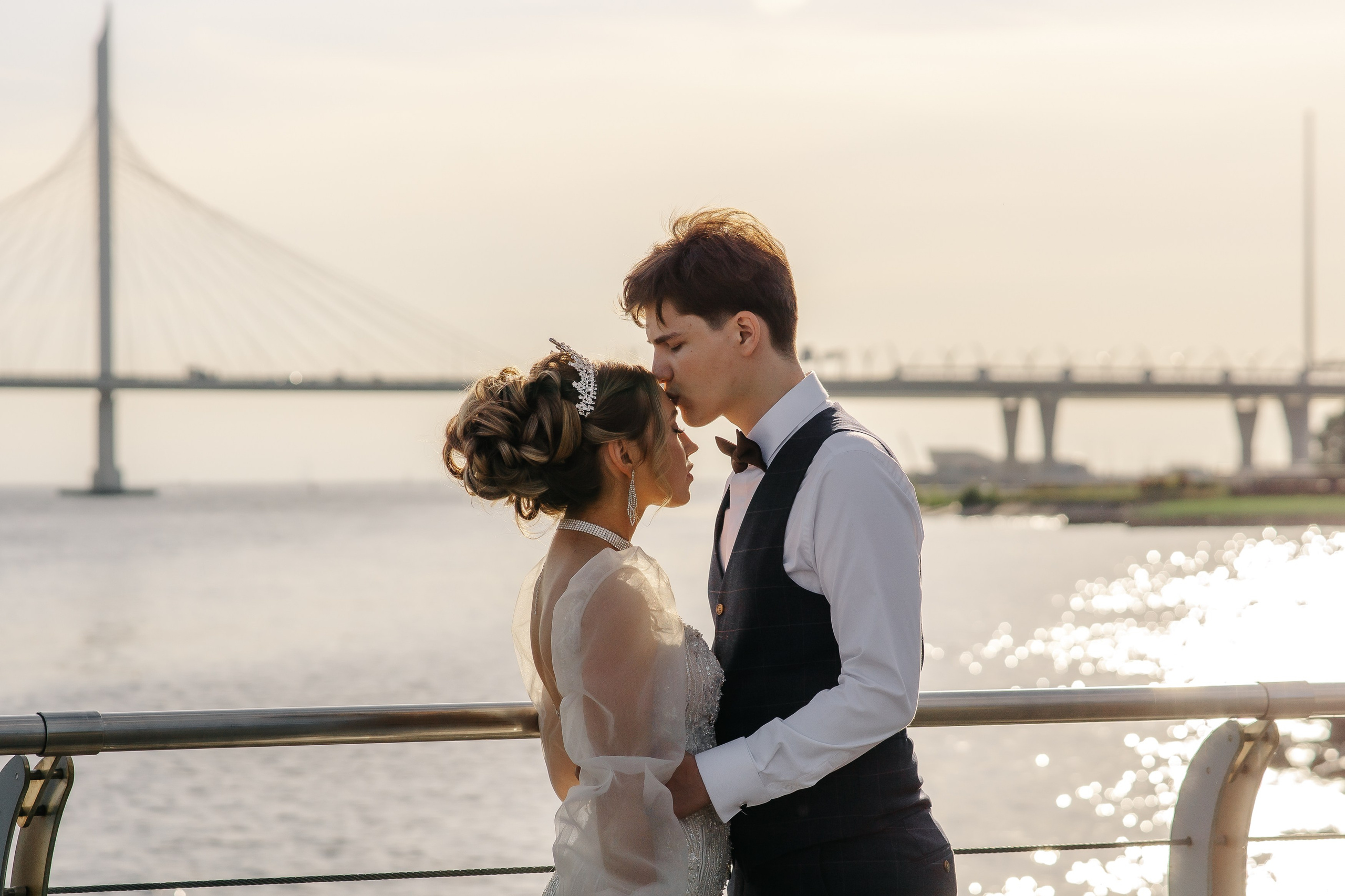 Красивые места для свадебной фотосессии летом в Санкт-Петербурге. Свадебный фотограф Александр Невский в Санкт-Петербурге