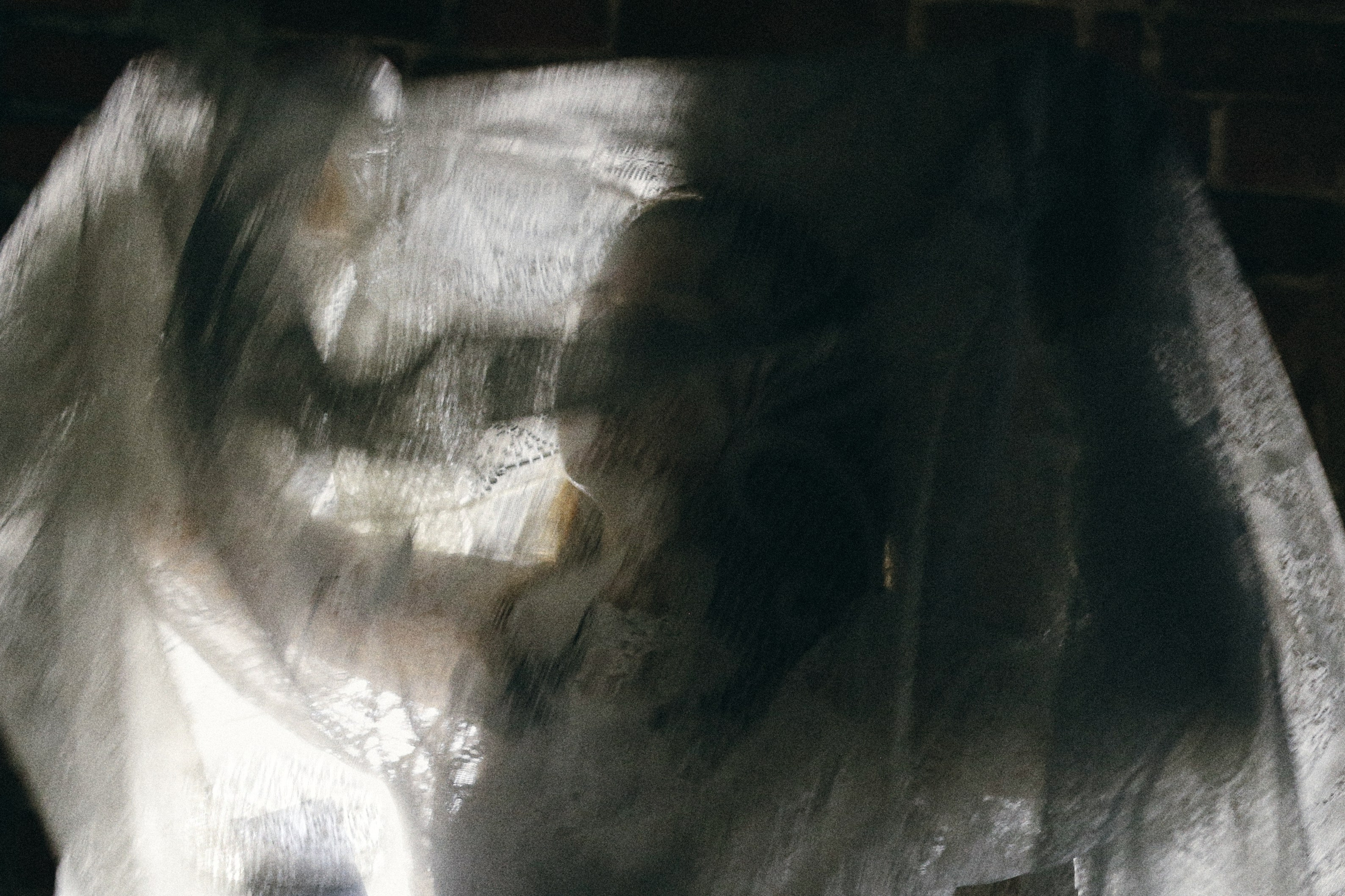 невеста борется с фатой