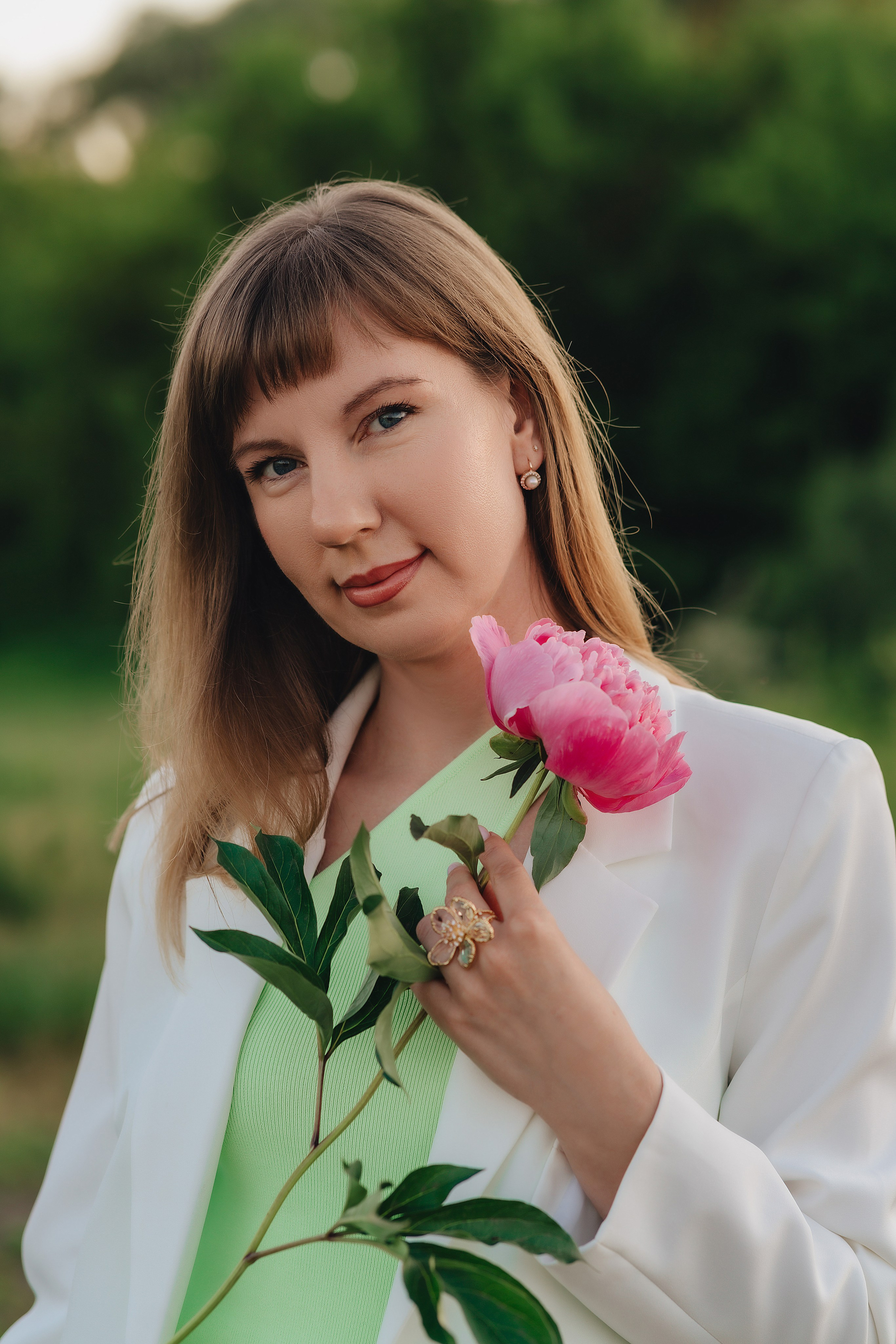 Анастасия | Съемка на закате с букетом пионов. Фотограф Карина Шмулёва. Воронеж и область