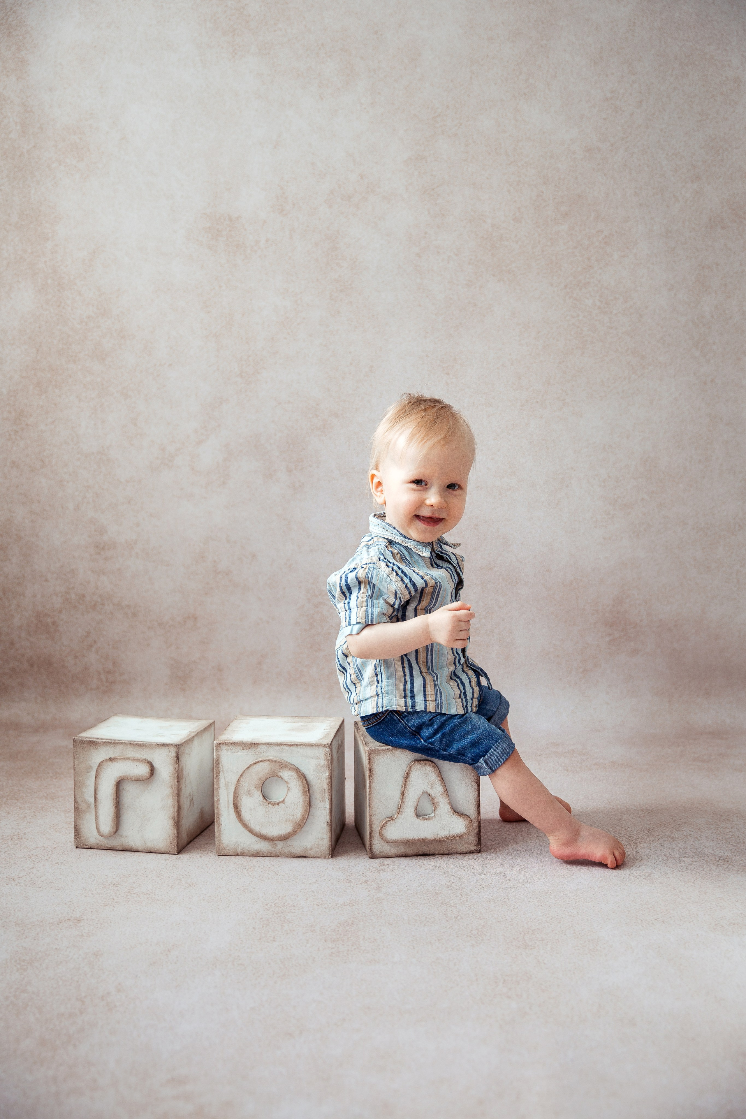 На белом фоне / минимализм. Детский фотограф, выпускные альбомы в Нижнем Новгороде Бодягина Мария