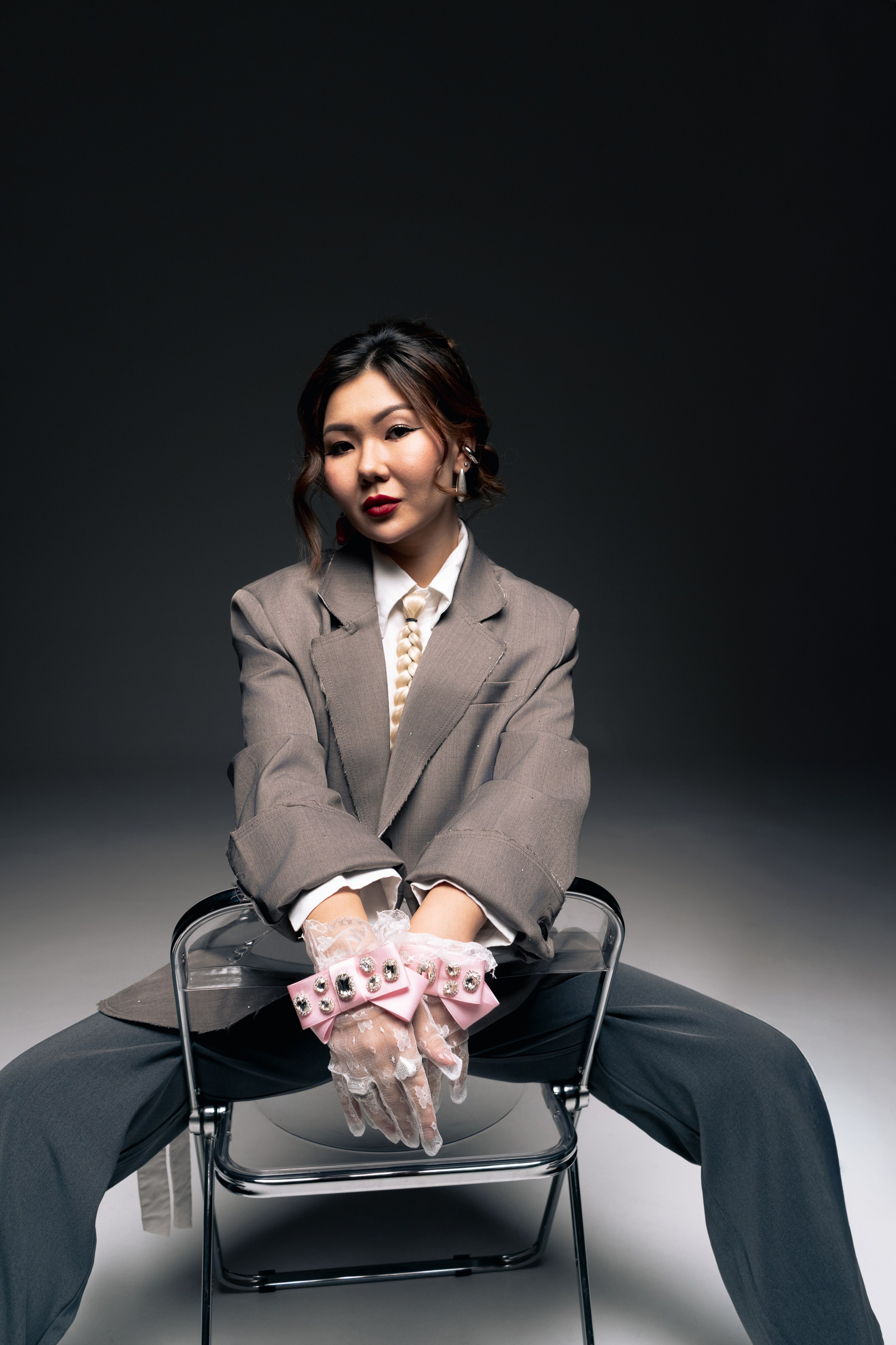 Деталь стилизованного образа блогера Мэри на профессиональной съемке в Шанхае.