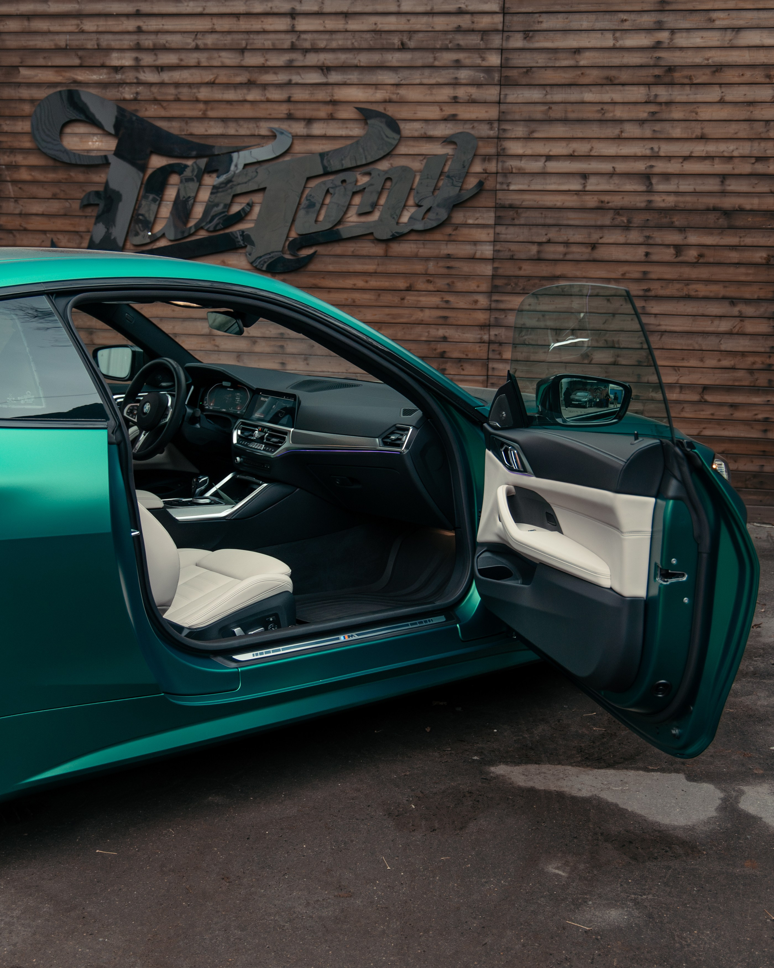 BMW 440i оклейка в цветной полиуретан Wematec matt green chrome с проемами. DeLorein