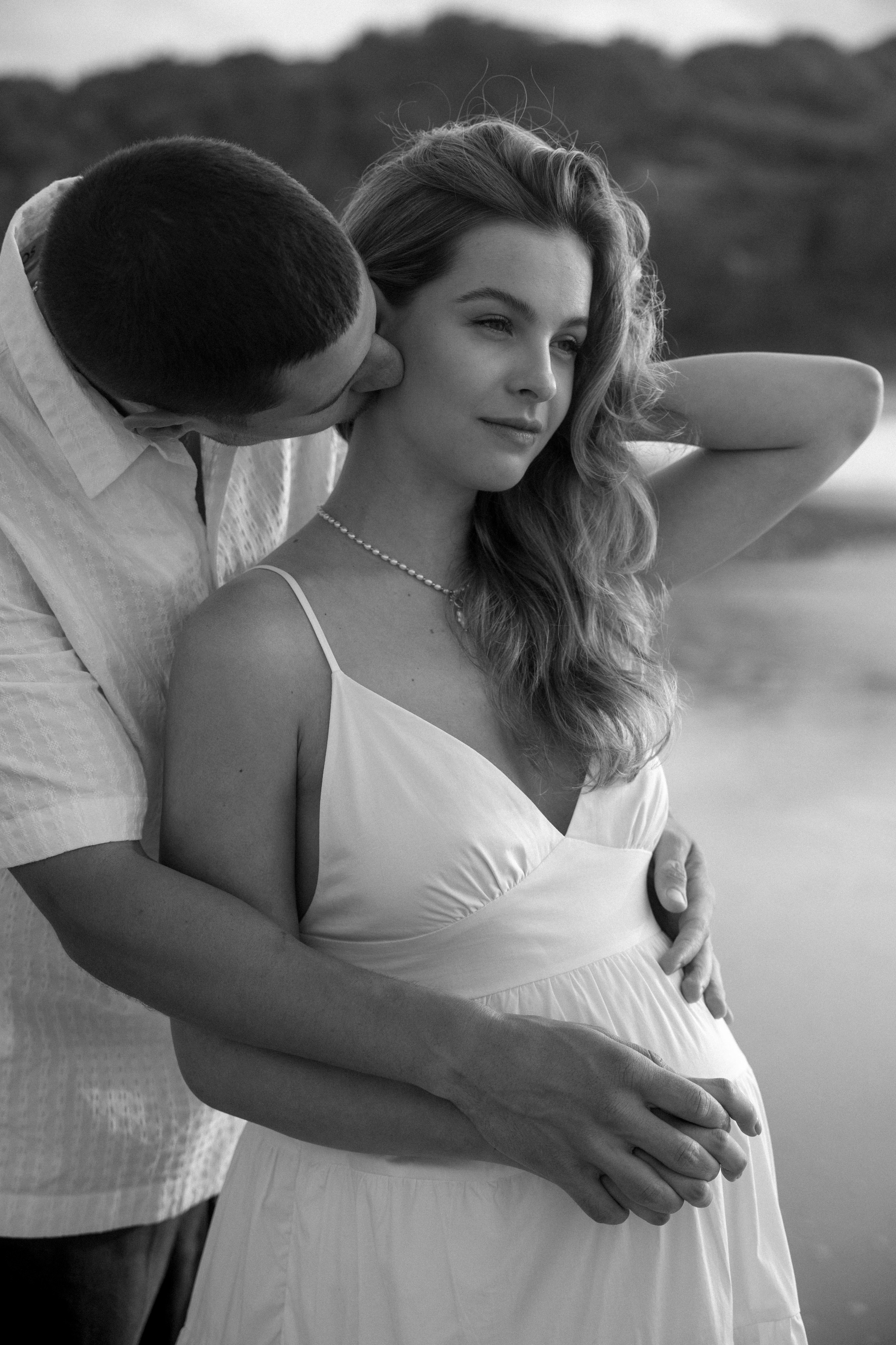 Pregnancy photoshoot near the sea (cloudy weather). Главная