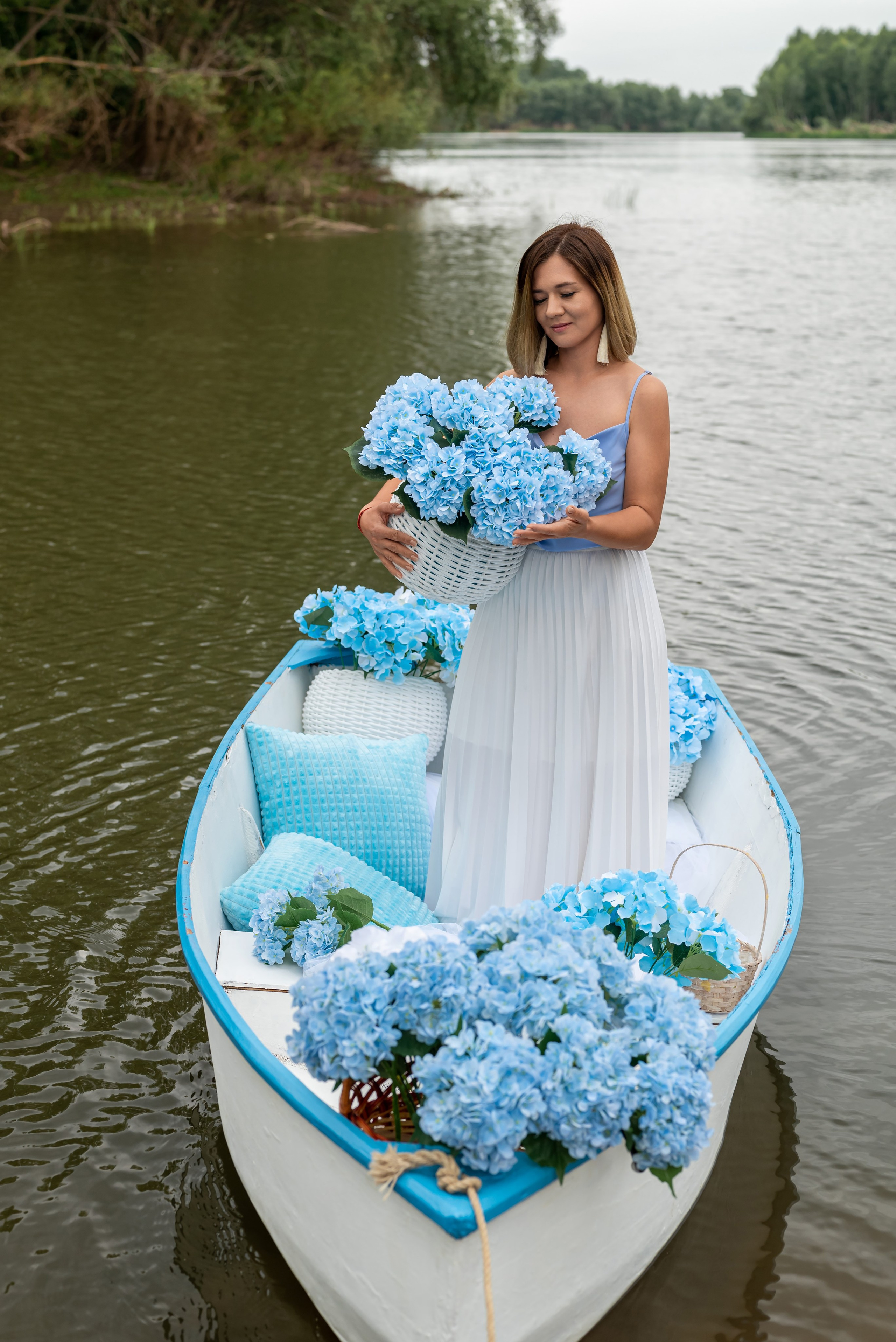 Фотопроект на лодке с голубыми гортензиями. Фотограф в городе Салават