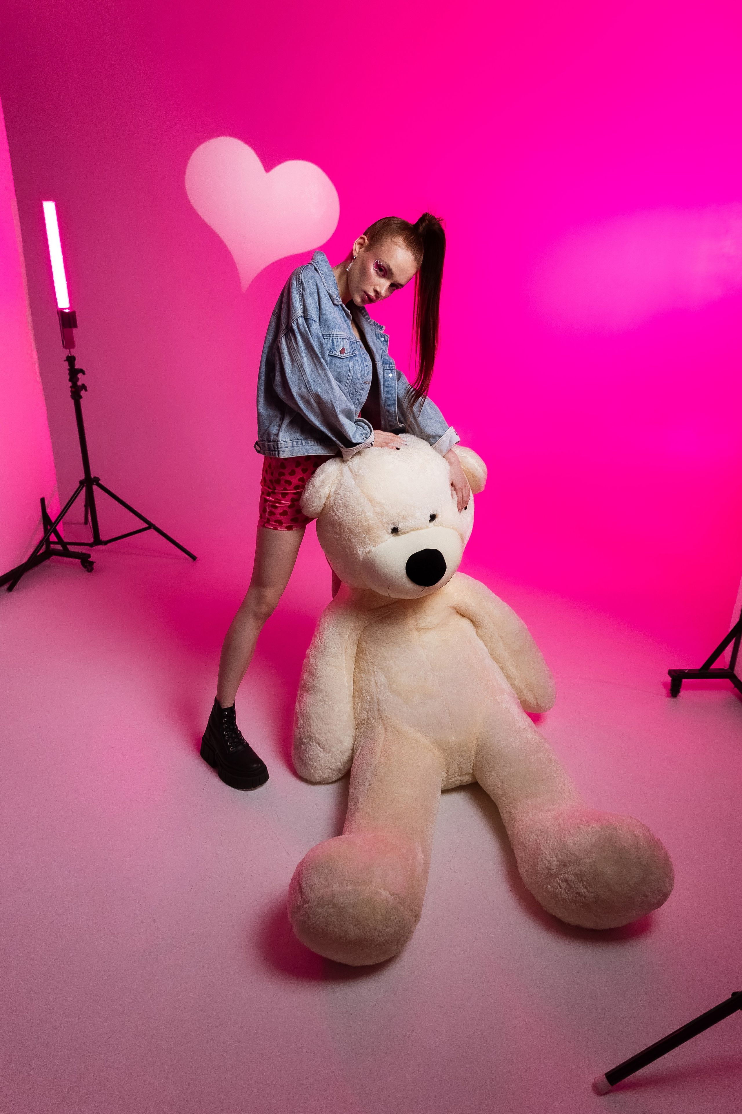 идея фотосессия на 14 февраля, день всех влюблённых, цветной свет, маски габо, 14 февраля, ростовой медведь