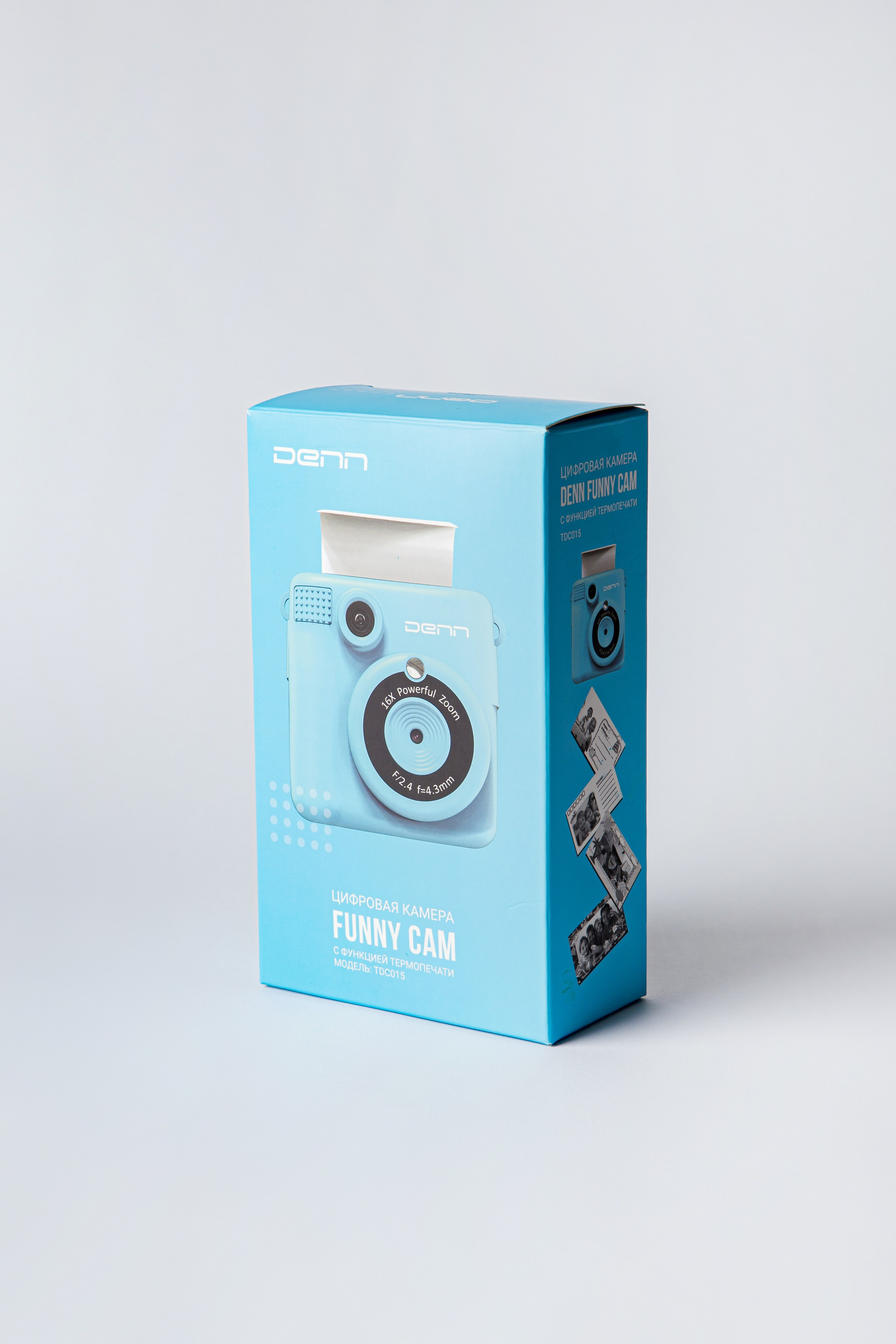 Голубая коробка от камеры моментальной печати на белом фоне