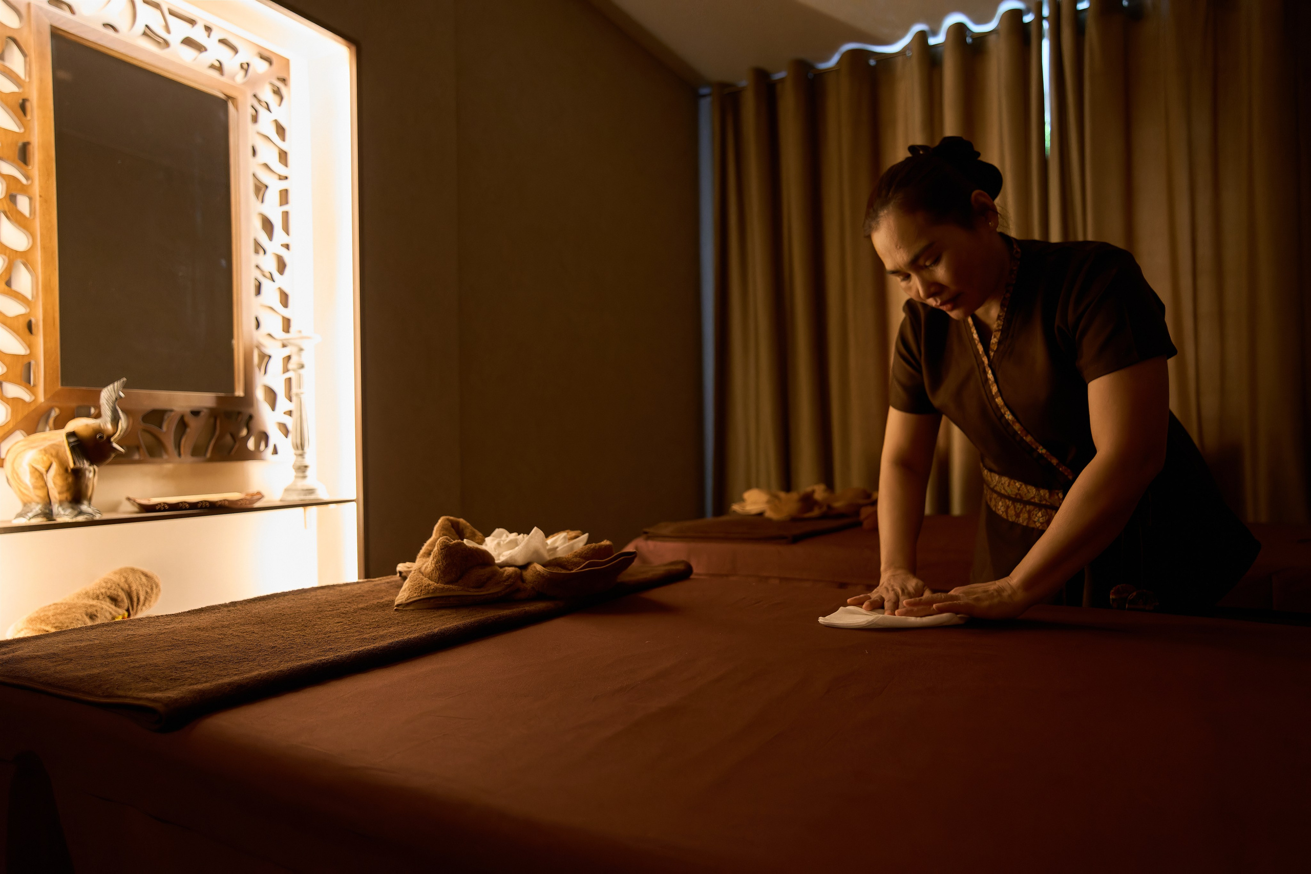 Тайская массажистка за работой 